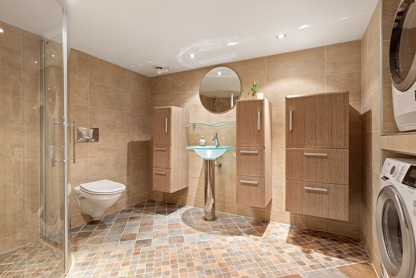 Romslig bad på 7,5m² i kjeller. Rommet ble oppgradert i 2010 og holder en pen standard. Varmekabler i gulv. Galleribilde