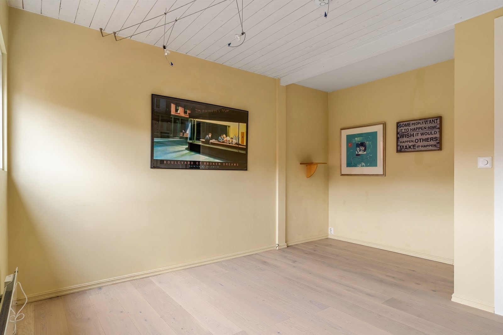 Stue i 1. etasje ble i likhet med øvrige rom totalrenovert i 2010 og holder en moderne standard. Galleribilde