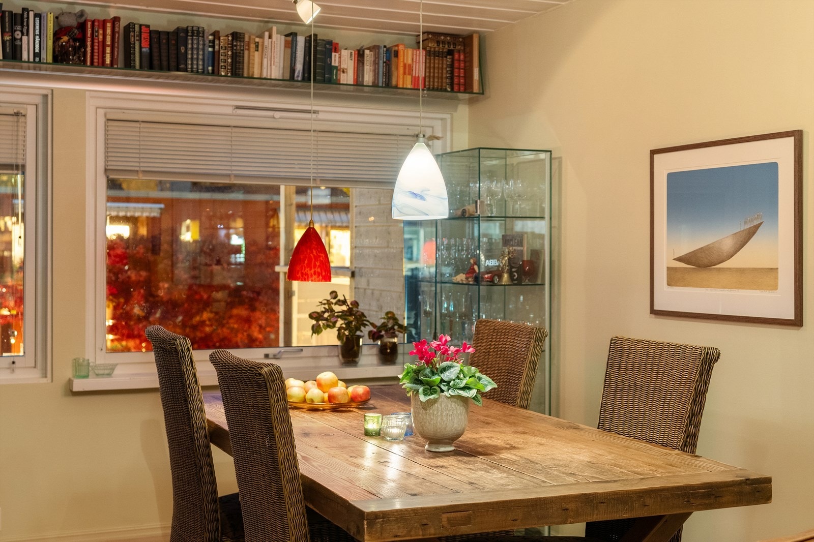 Spisestua har fått sin naturlige plass ved kjøkken. Galleribilde