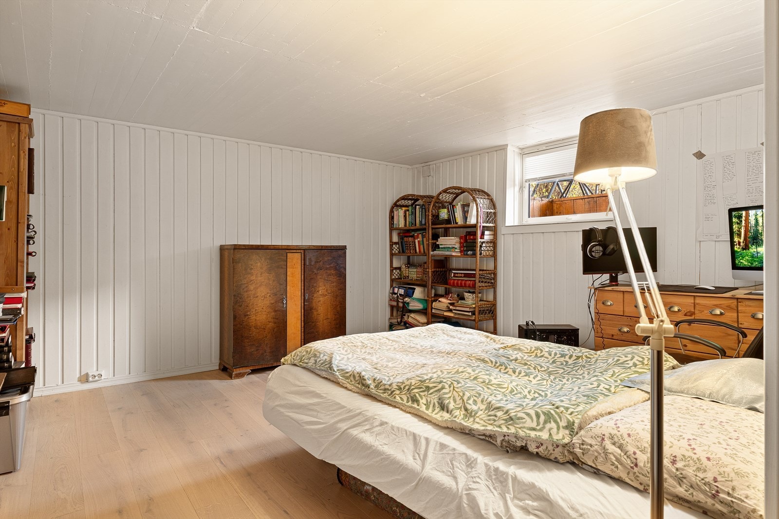 Romslig kjellerstue/soverom på 20,5kvm. Galleribilde