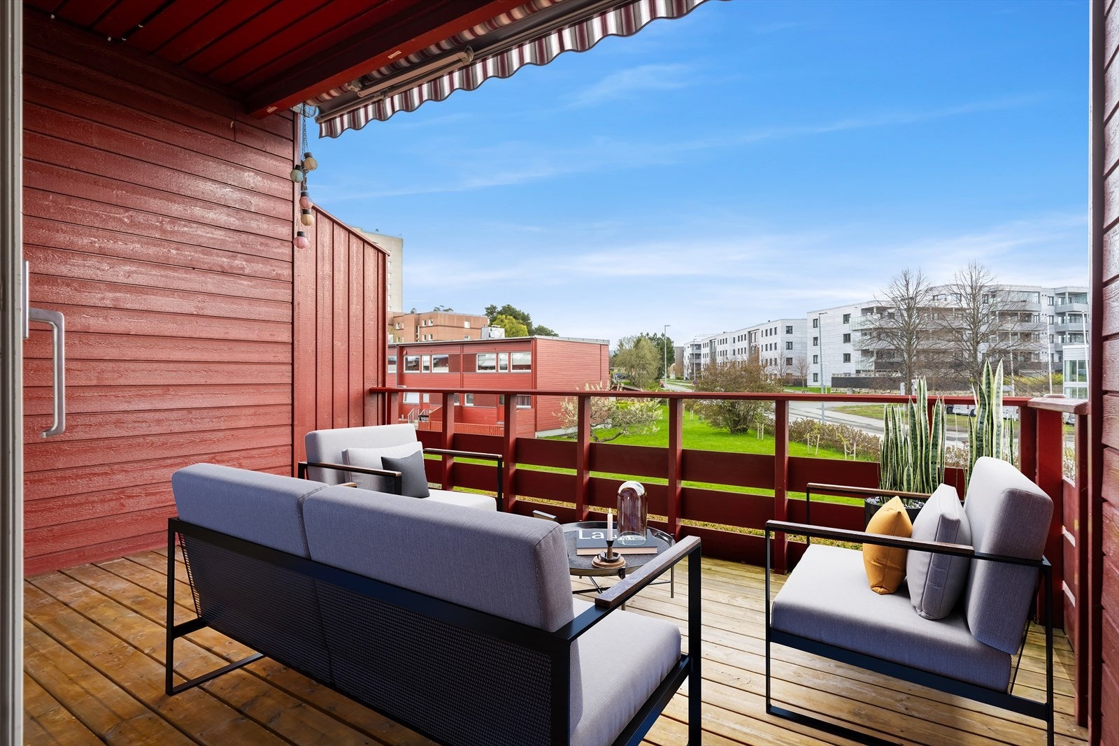 Fra stue på hovedplan er det utgang til en romslig veranda på 10m². Galleribilde