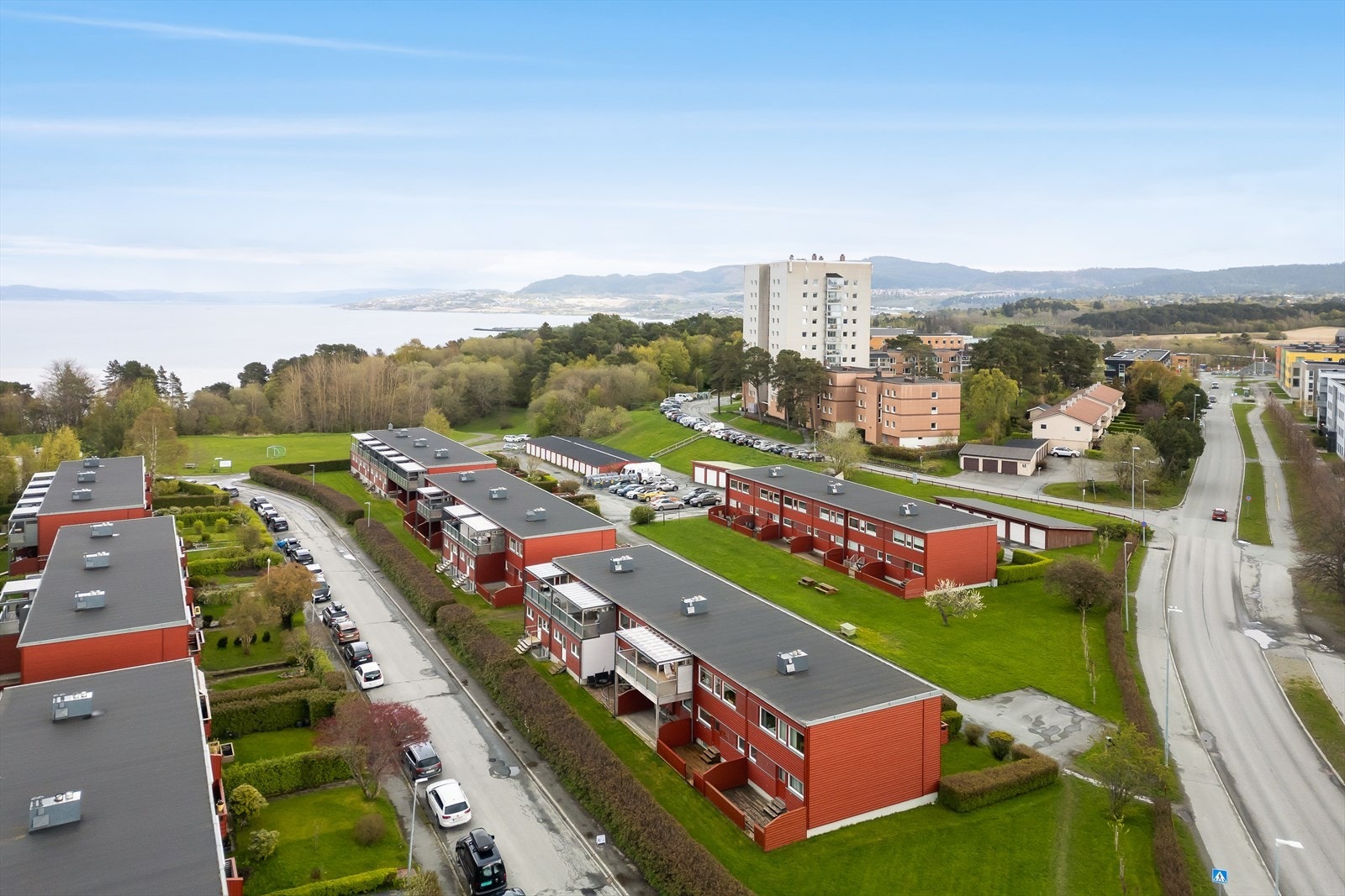 Fellesområdet mellom bebyggelsen er også pent opparbeidet med grøtnarealer og tilrettelagt for sosiale sammenkomster. Galleribilde