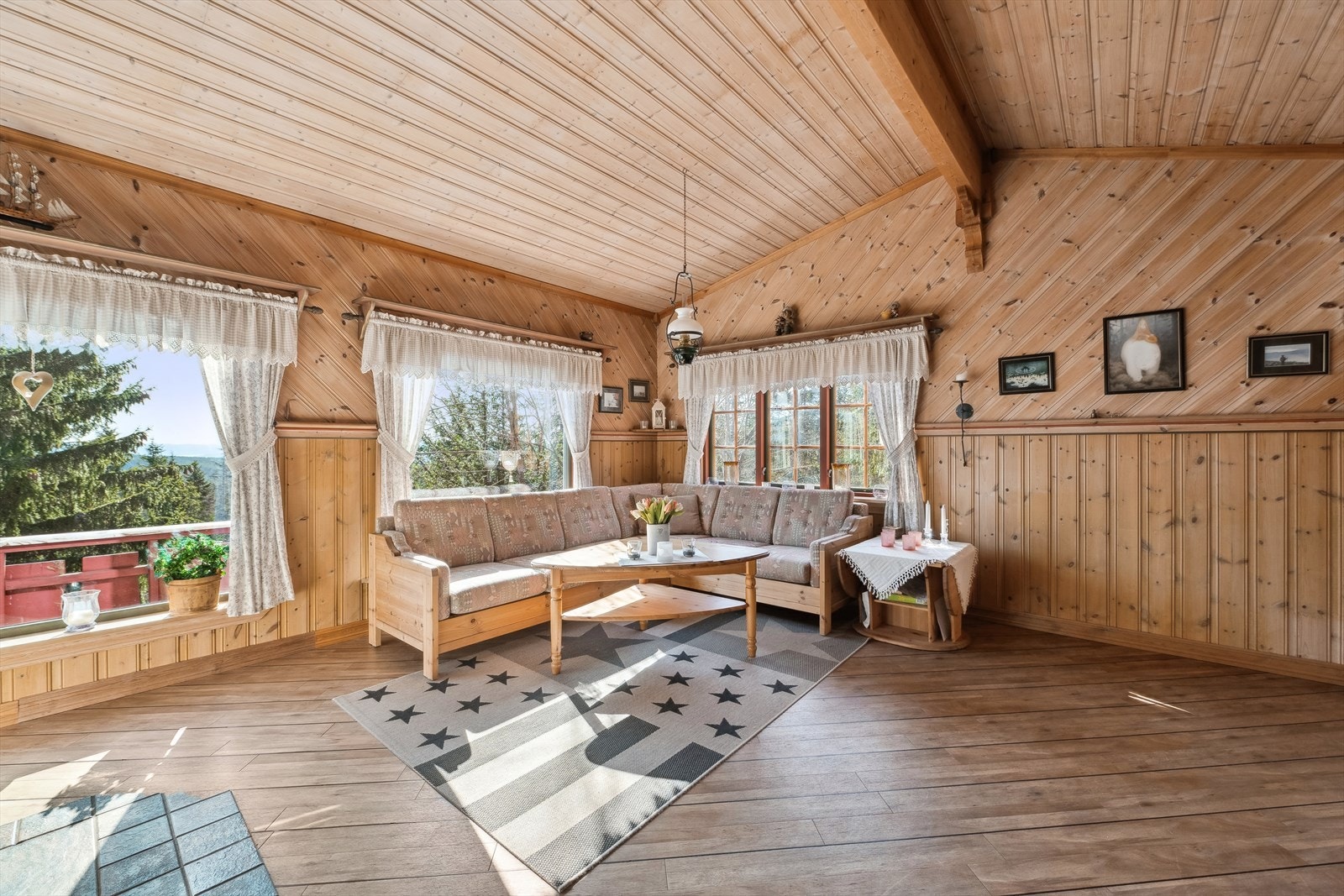 Lys og fin stue med utgang til balkong Galleribilde