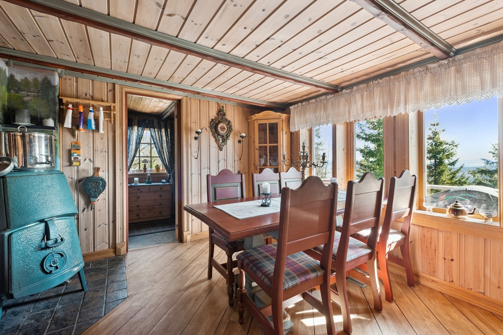 God og varm vedovn i spisestue Galleribilde