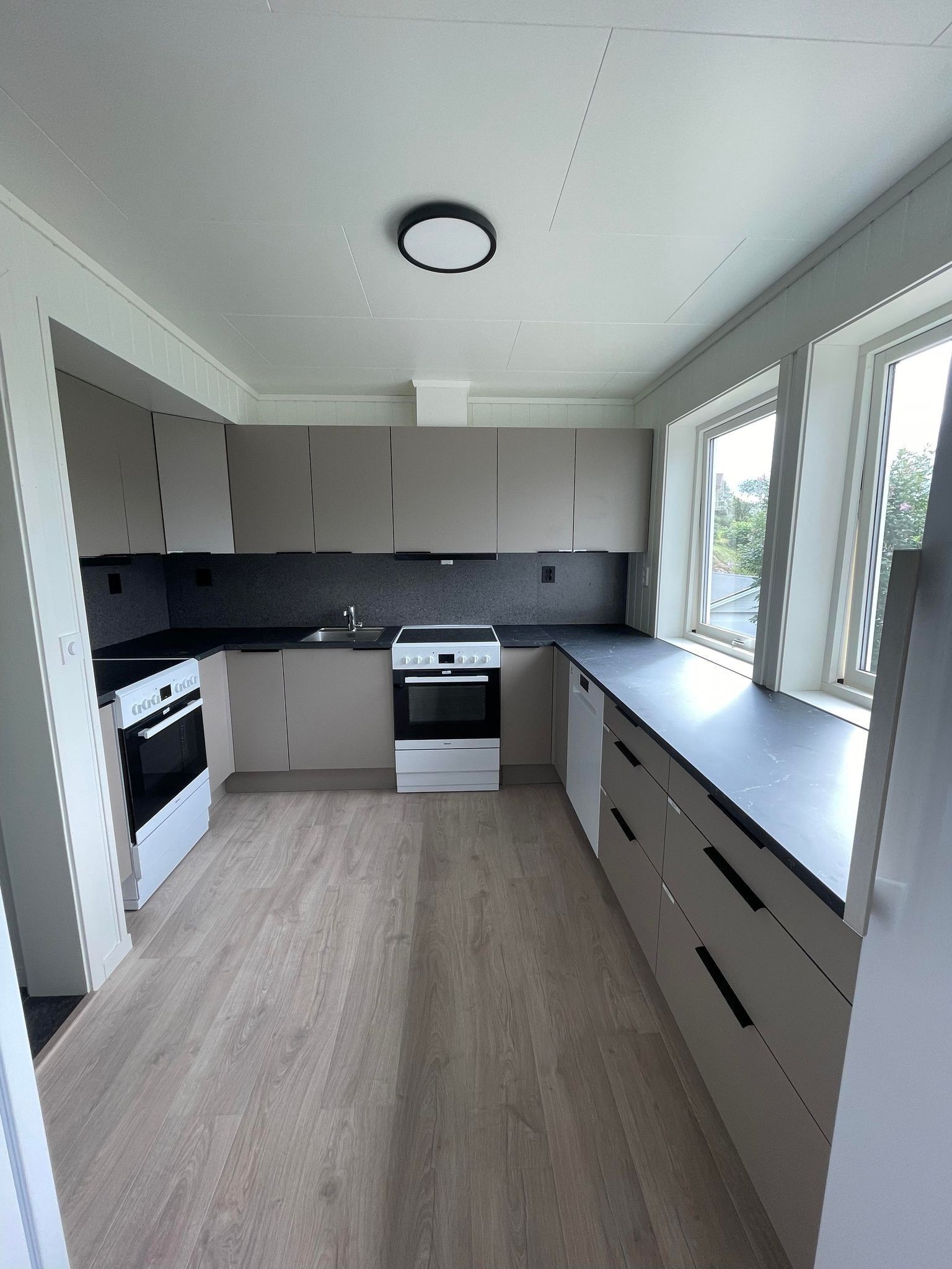 Kjøkken med dobbelt sett hvitevarer Galleribilde