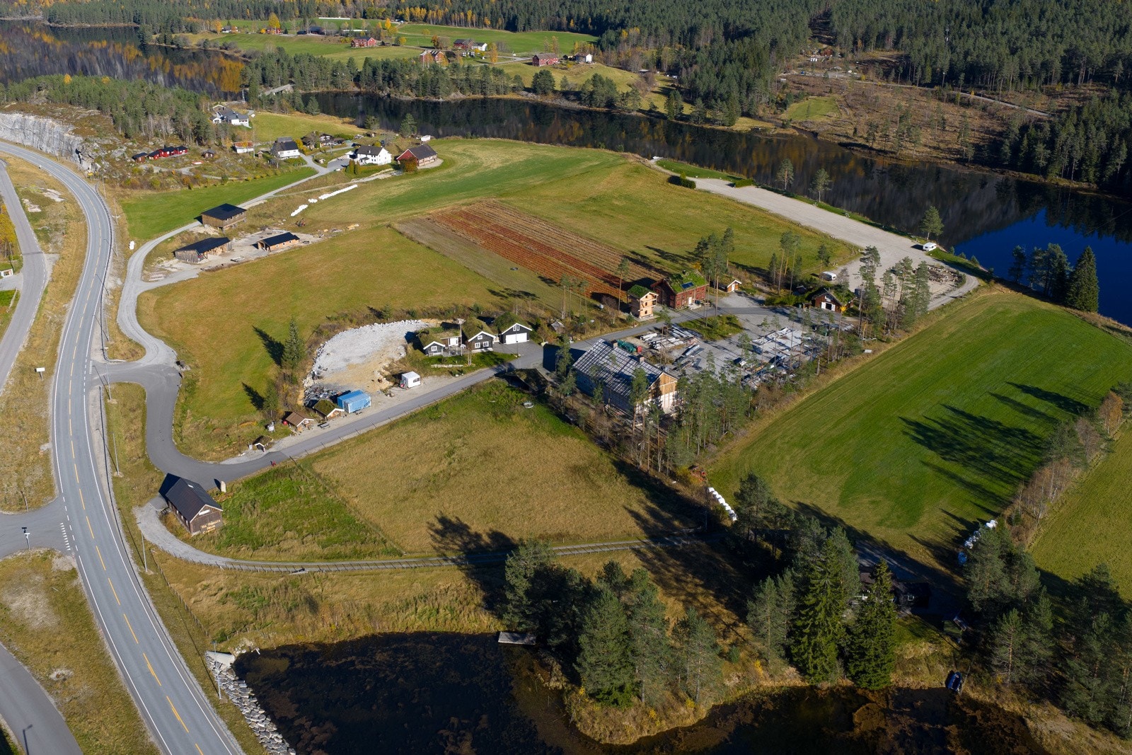 Den består totalt av 53,5 daa fulldyrka jord, derav ca 33,9 daa fulldyrka på baksiden av enebolig og utleiebolig og ca 6,2 daa fulldyrka ved siden av låve, de siste ca 13,3 daa ligger ved Setesdalsvg. Samt 388,4 daa prod. skog og 2236,4 daa utmark Galleribilde