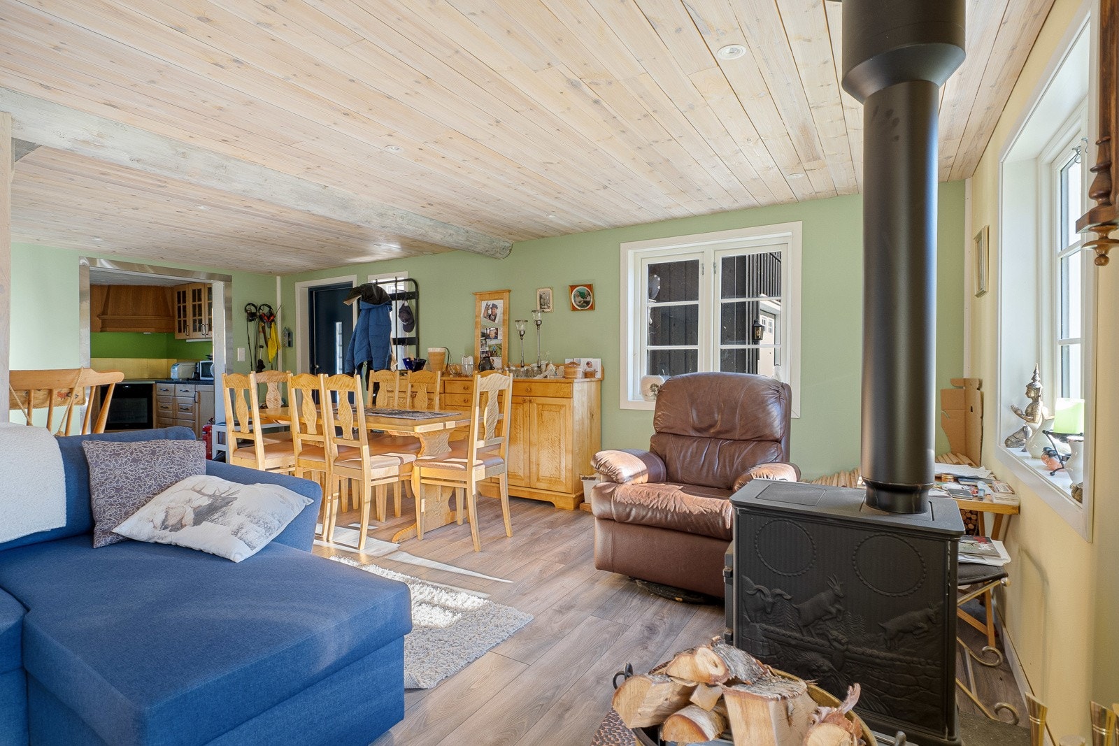 Vedovn og god plass til spisebord Galleribilde