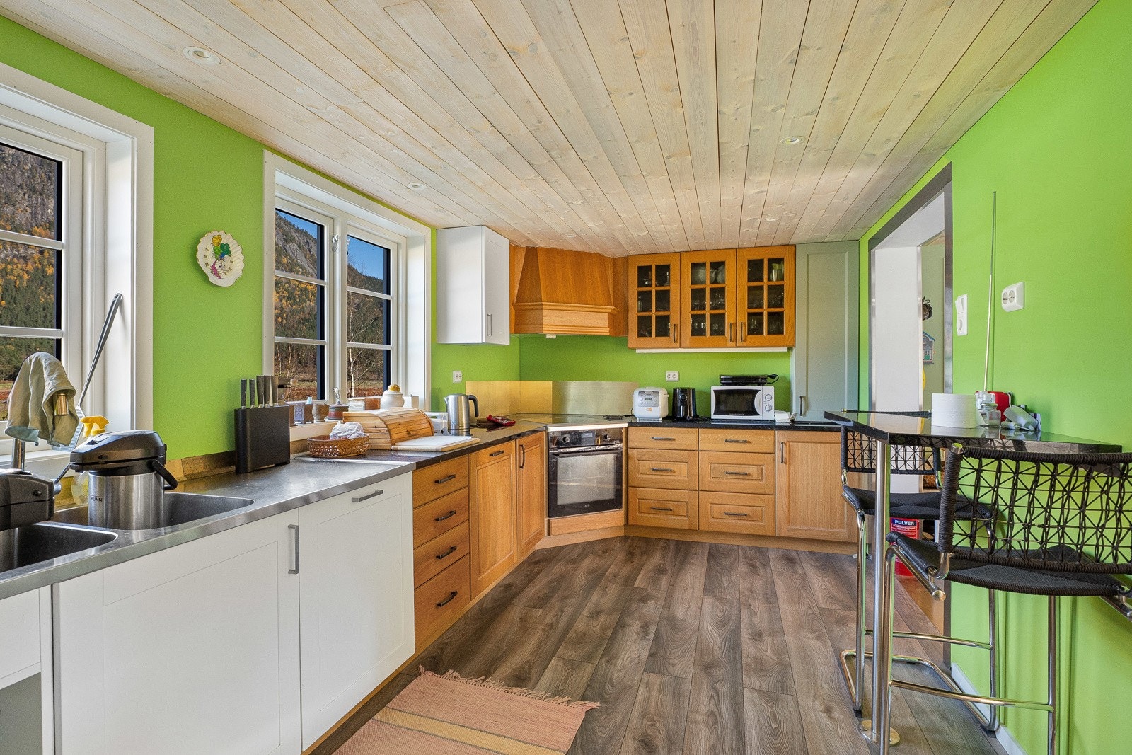 Godt brukskjøkken, med mye benke- og oppbevaringsplass Galleribilde