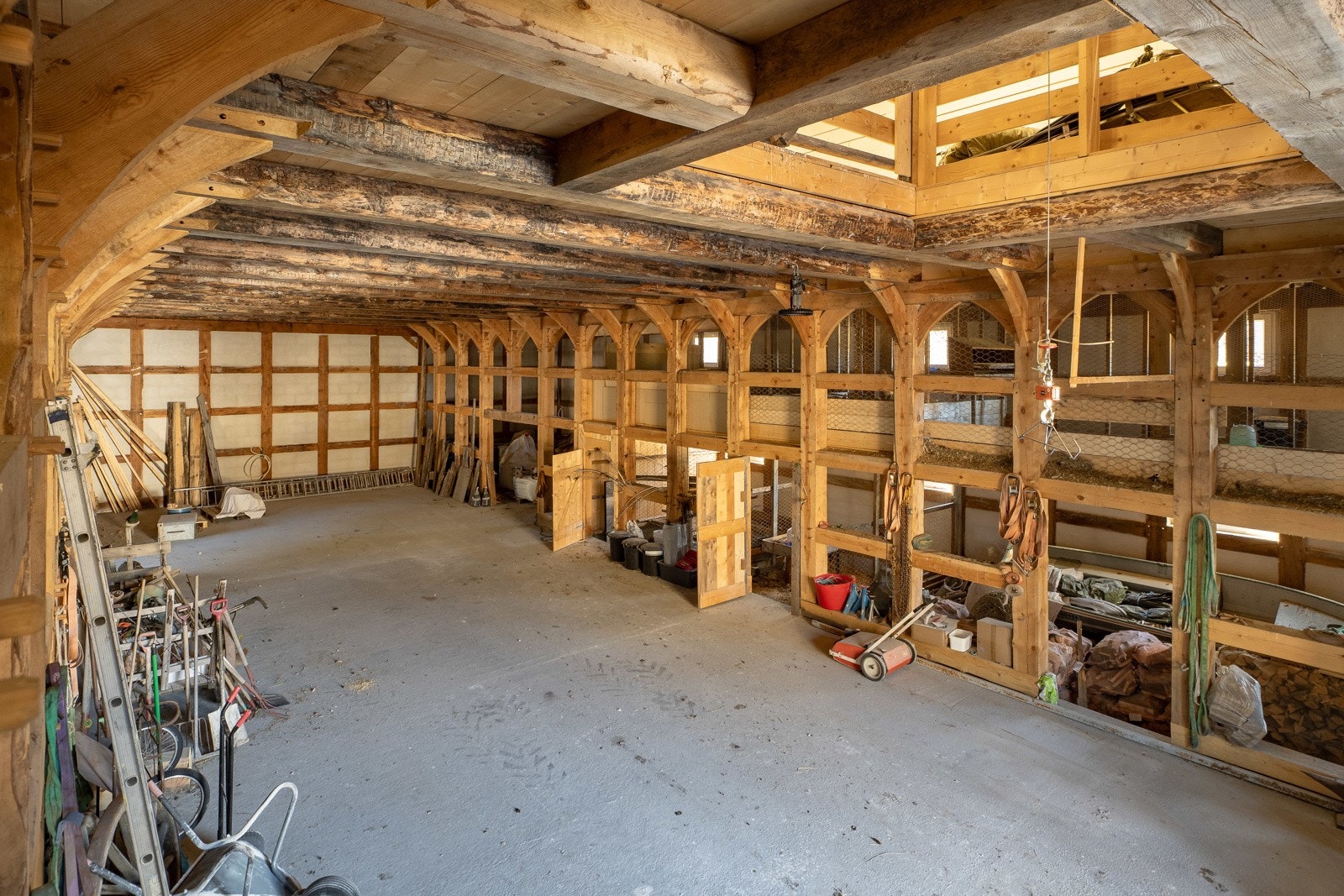 God plass inne i låven, her kan kun fantasien sette grenser til hva denne kan brukes til Galleribilde