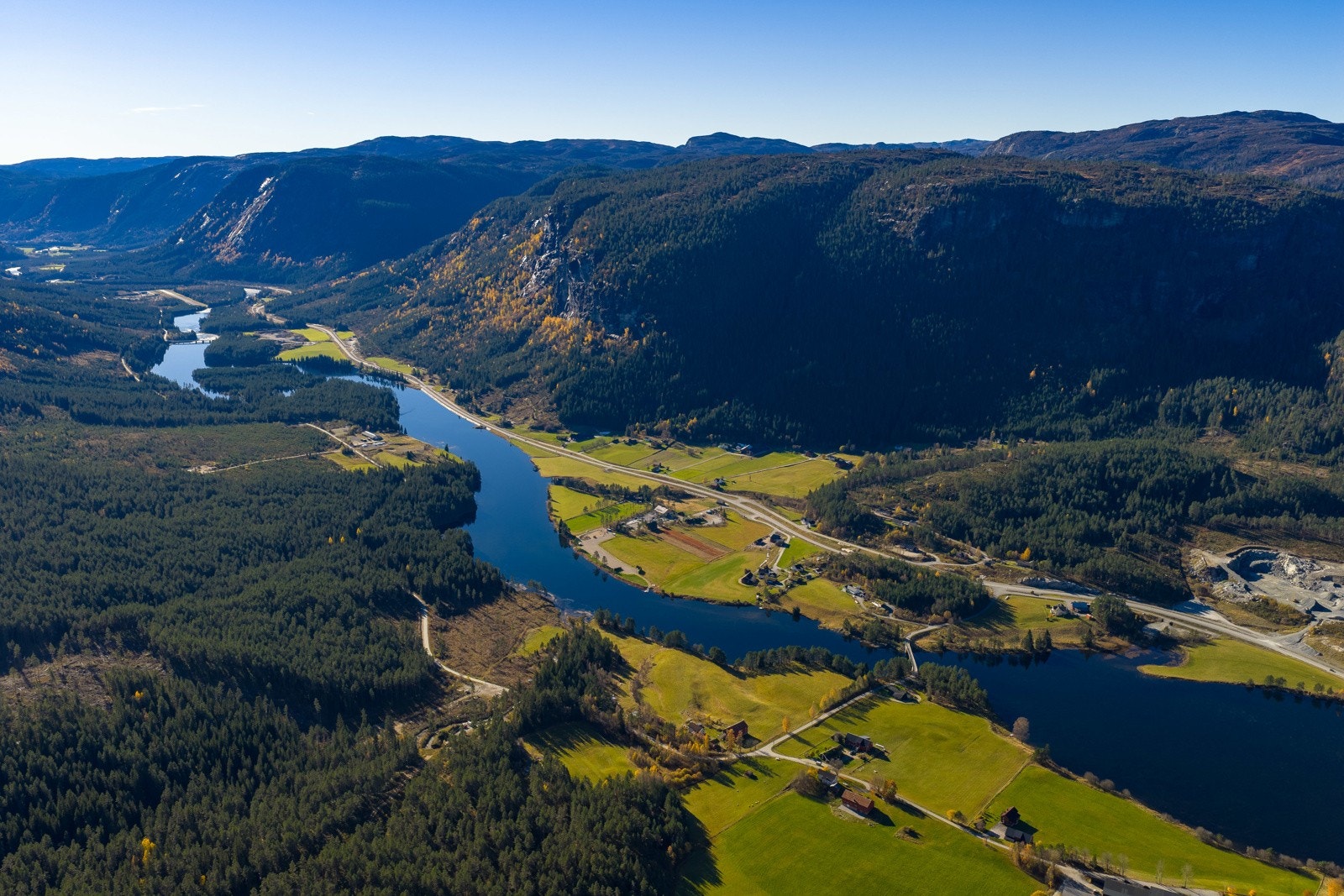 Områdebilde - Her ligger eiendommen og bobil/ campingparkering ligger fint plassert ned mot elva Galleribilde