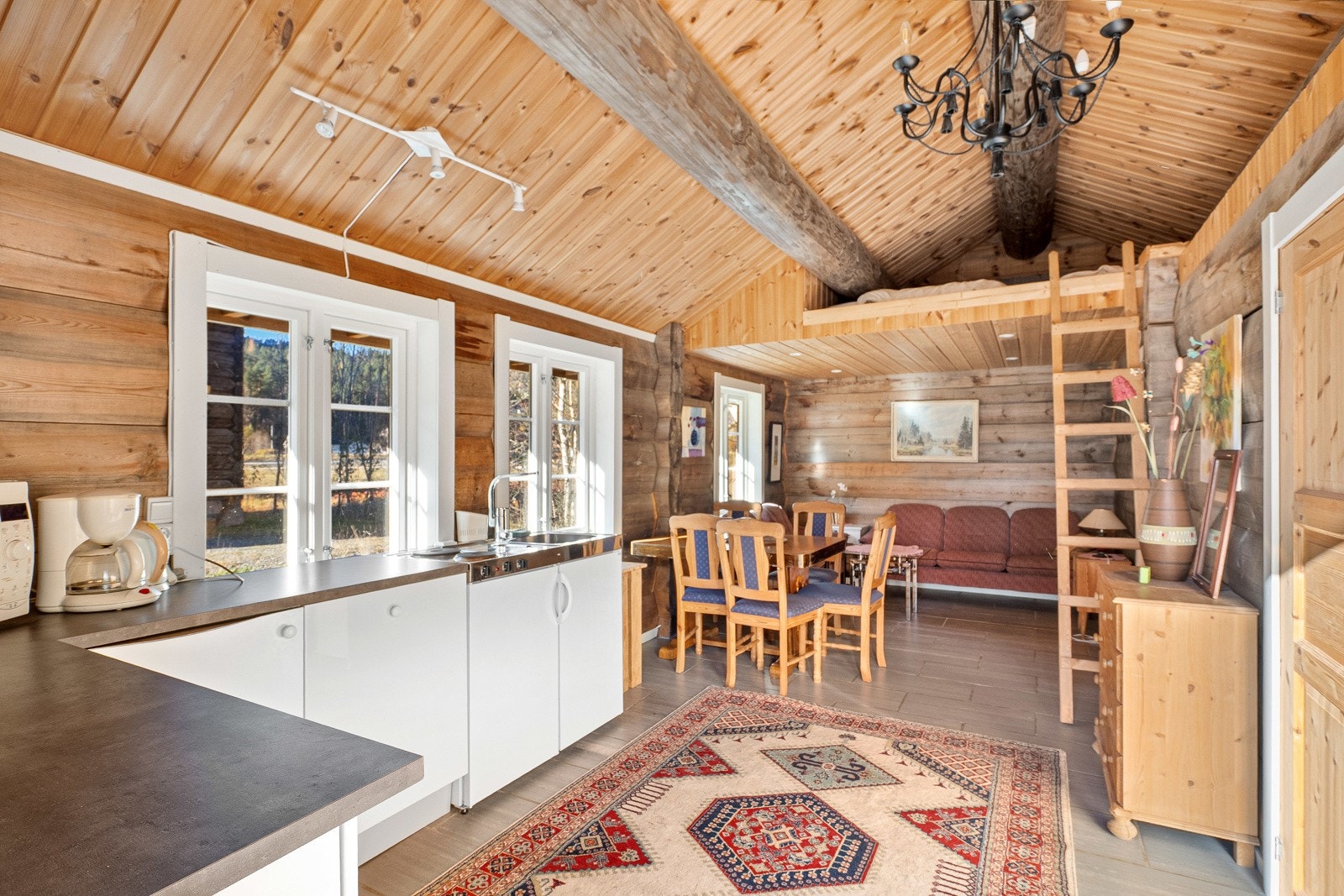 Hytte 3 består av kjøkken, stue, soverom, bad og hems Galleribilde