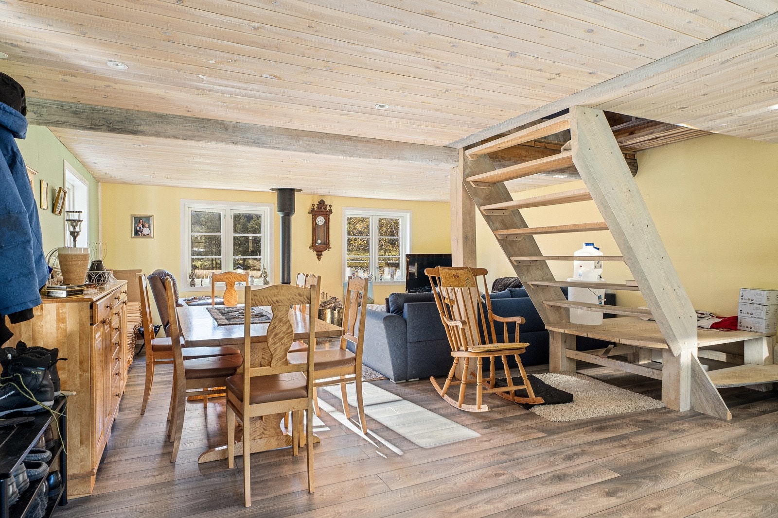 Velkommen inn i den koselige stuen i eneboligen Galleribilde