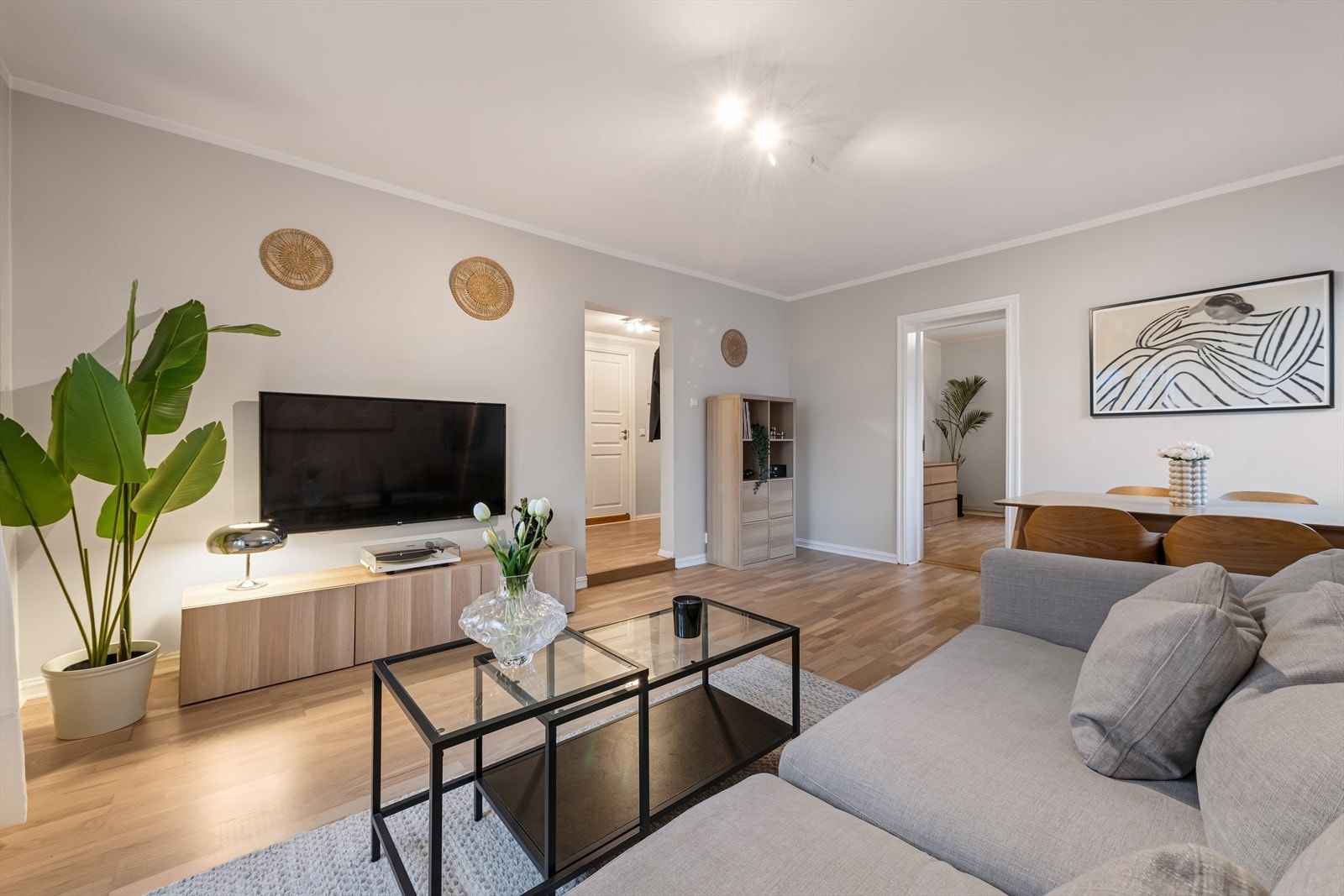 Leiligheten har flere naturlige soner. Her er det både plass til sofaløsning og spisebordsløsning. Galleribilde