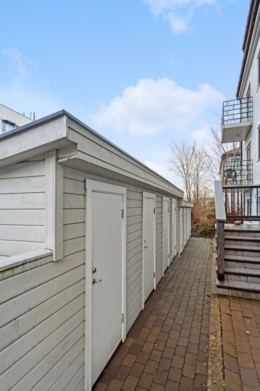 God oppbevaringsmuligheter i utvendig bod. Galleribilde