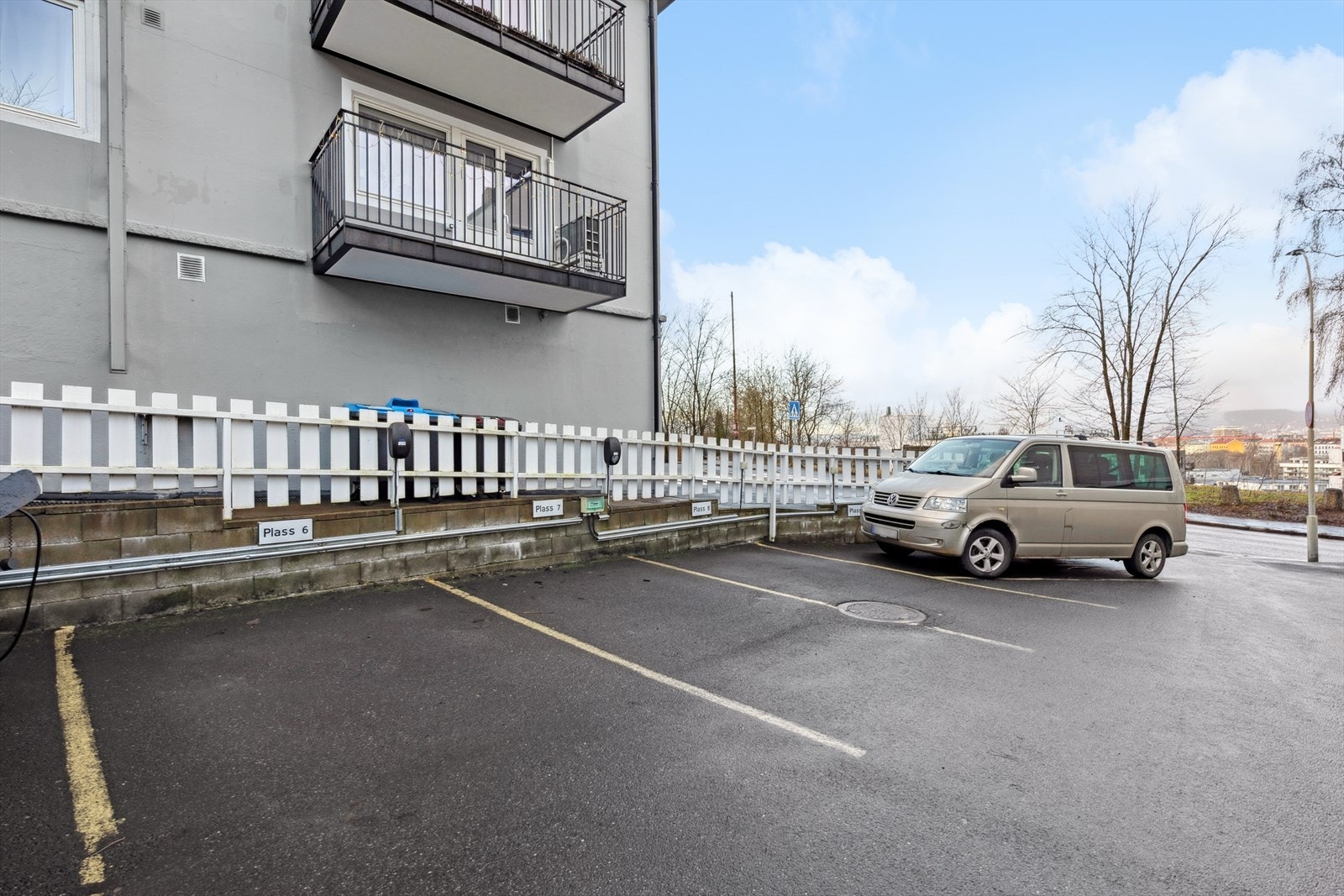 Parkeringsplass til leie etter venteliste. (450kr for parkeringsplass uten EL-lader, og kr 800kr med EL-lader) Galleribilde