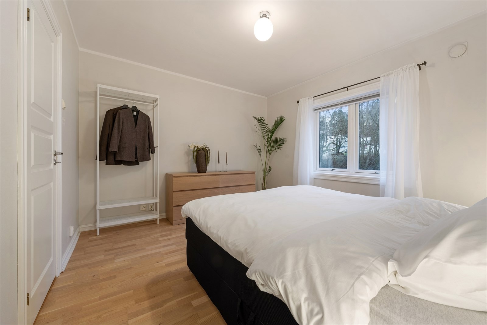 Store flater gjør rommet enkelt å innrede etter egne behov og stil. Soverommet vender mot bakgård, noe som gir skjermede og rolige omgivelser - ideelt for en god natts søvn. Galleribilde