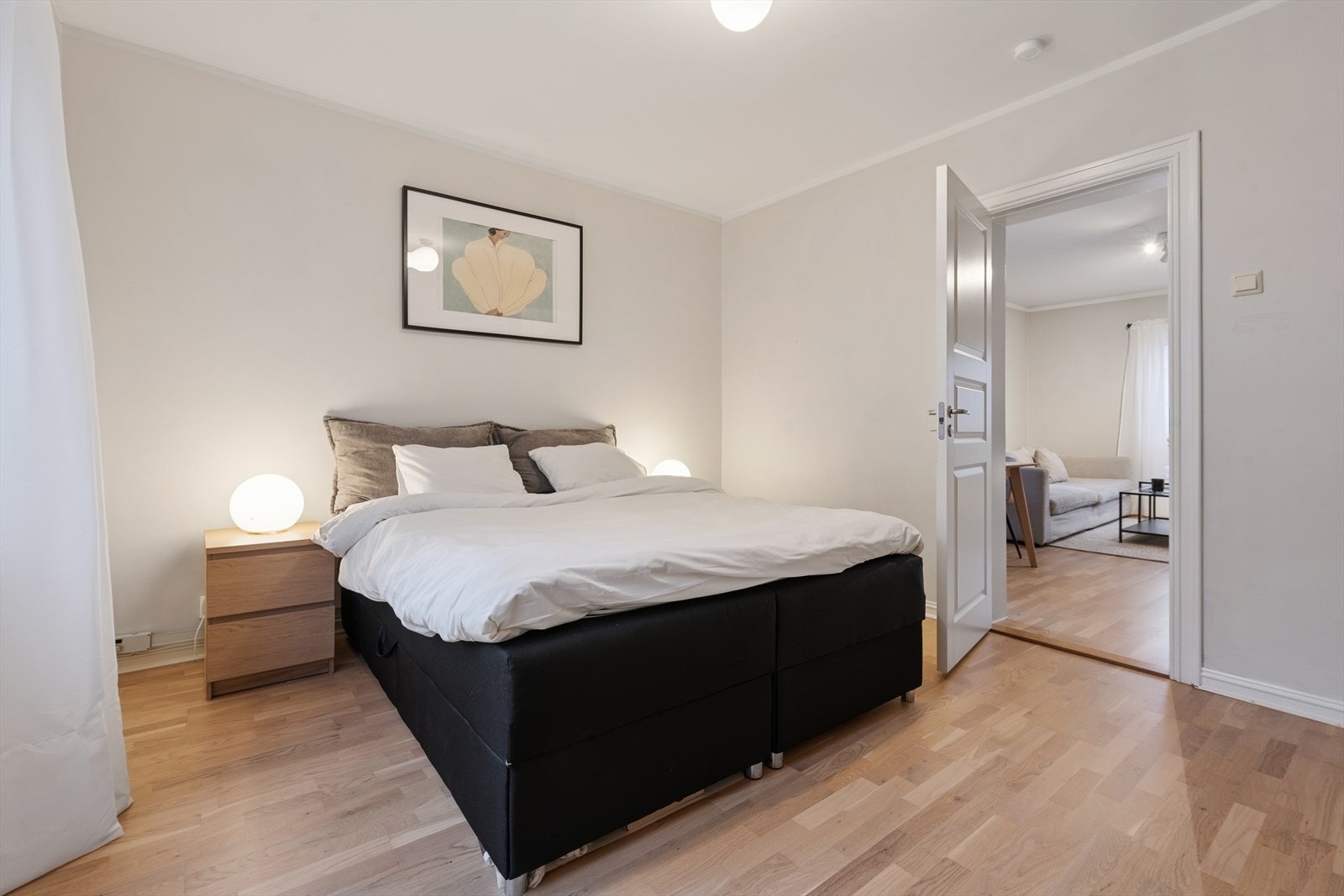 Hovedsoverommet fremstår som romslig og innbydende, med gode løsninger som gir fleksible møbleringsmuligheter. Galleribilde