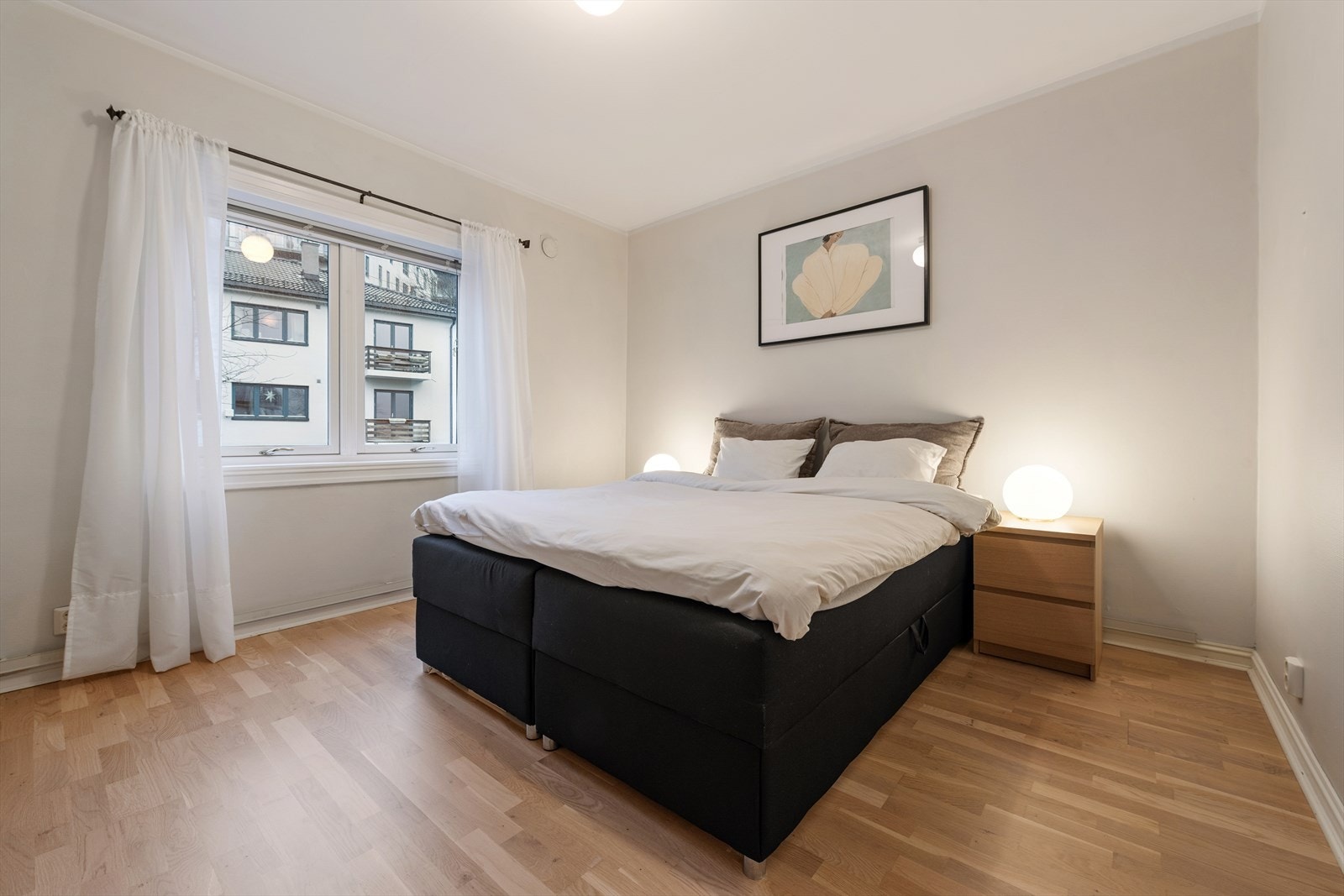 Det er god plass til dobbeltseng med nattbord på begge sider, samt øvrig møblement som garderobeløsning, kommode eller lesekrok. Galleribilde