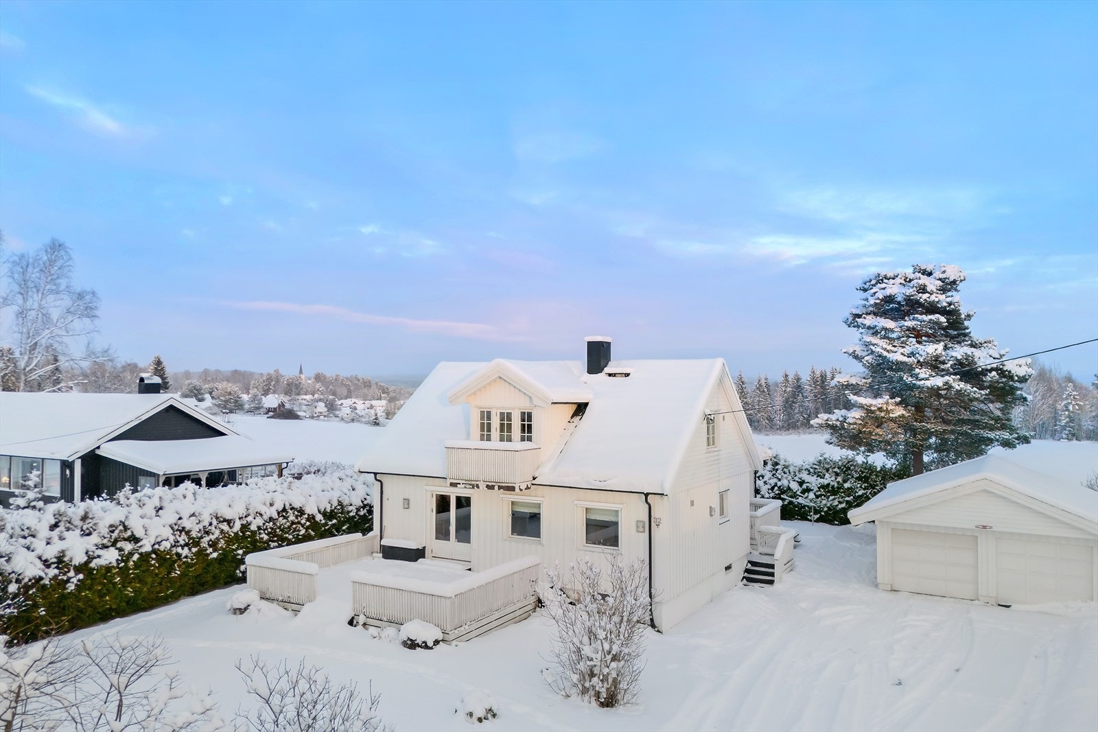 En innholdsrik enebolig over tre plan med attraktiv beliggenhet i et rolig og barnevennlig boligområde. Galleribilde