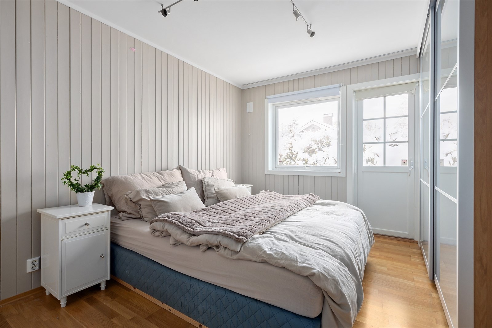 Boligens hovedsoverom er luftig og har plass til dobbeltseng og nattbord. Et stort pluss er direkte utgang til egen balkong. Perfekt for morgenkaffen. Galleribilde