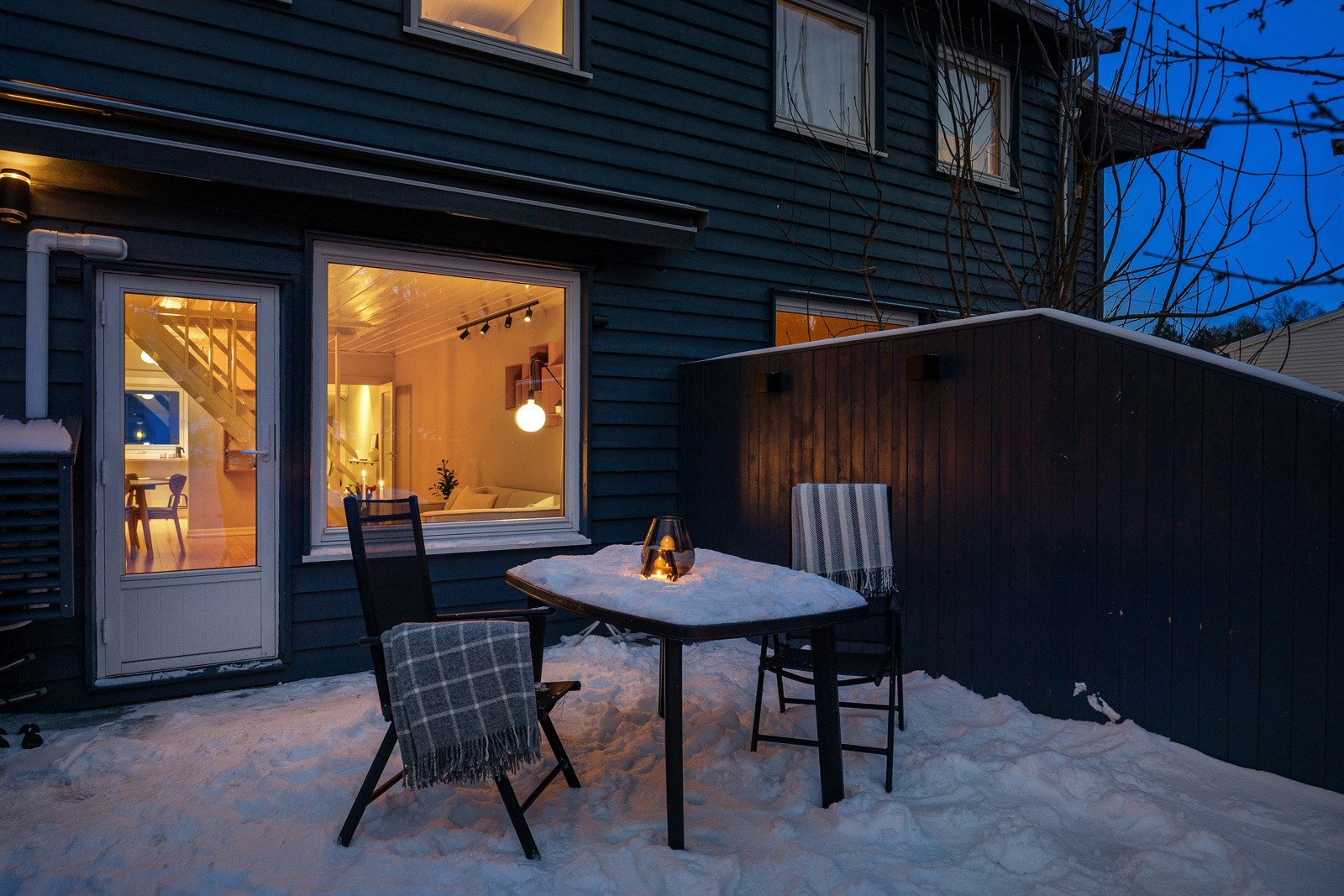 Her er det god plass til utemøbler, grill og sittegrupper, og terrassen fungerer som en naturlig forlengelse av stuen i sommerhalvåret. Galleribilde
