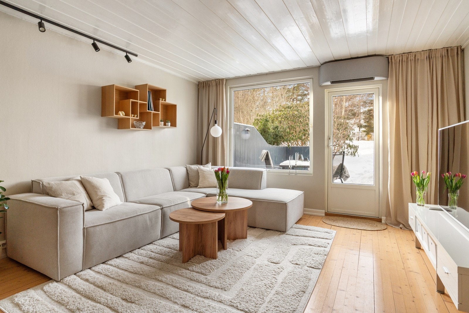 Stuen fremstår som et romslig og trivelig oppholdsrom med god plass til både sofagruppe, spisebord og øvrig møblering. Galleribilde