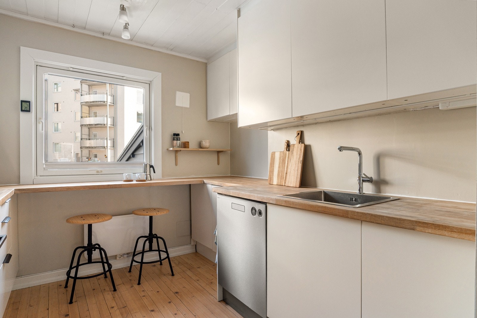 Innredningen er fra IKEA, oppført i 2014 ifølge eier, og fremstår funksjonell med gode arbeidsflater og oppbevaringsmuligheter. Galleribilde