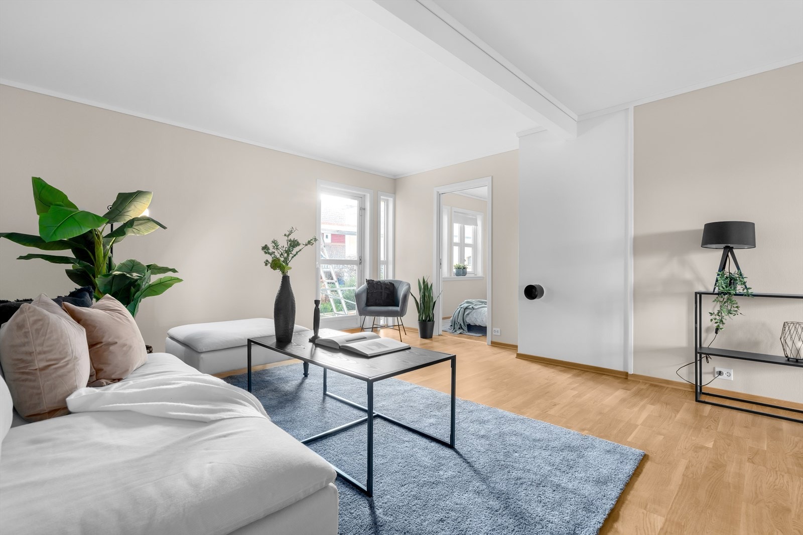 Stuen er holdt i moderne farger og det er mulig å koble til ildsted Galleribilde