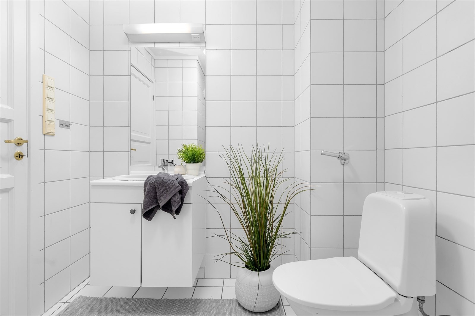 Fliselagt bad med dusj Galleribilde