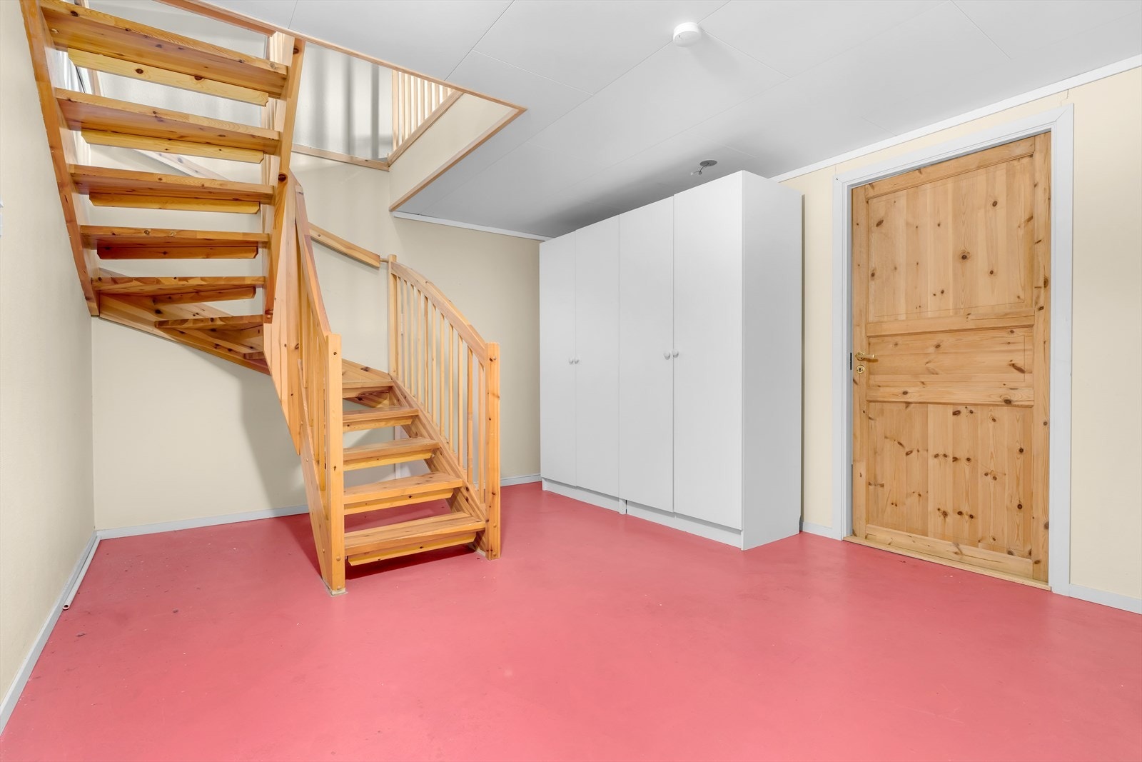 Kjeller innredet med gang Galleribilde