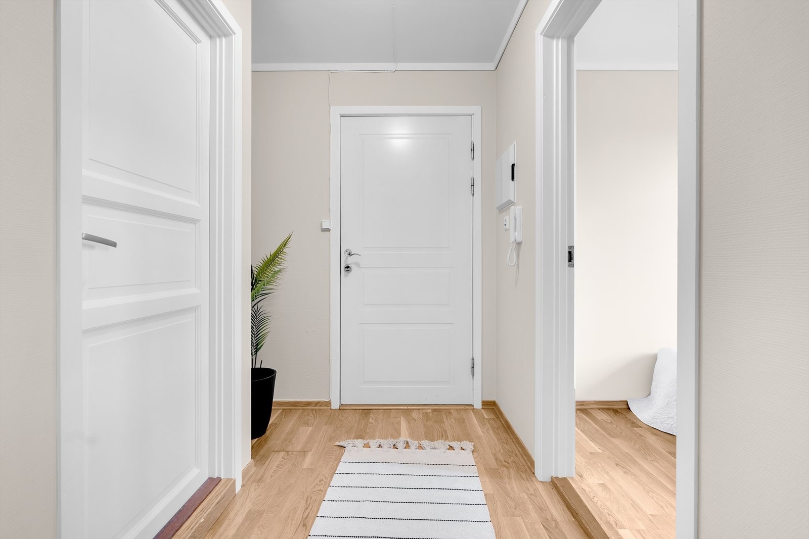 Vindfanggang med dørcalling og garderobenisje Galleribilde