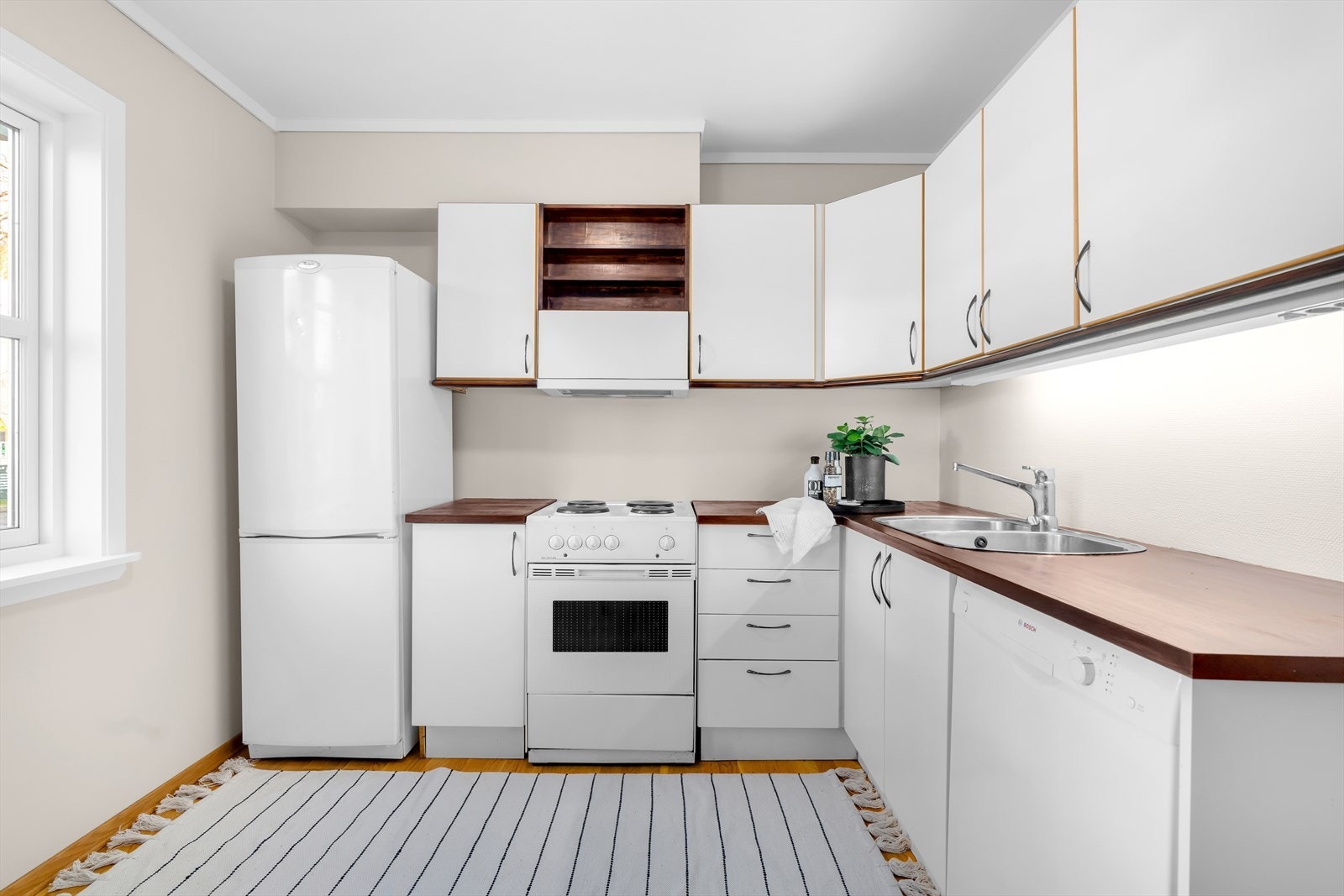 Tidløs kjøkkeninnredning med åpen løsning for hvitevarer Galleribilde