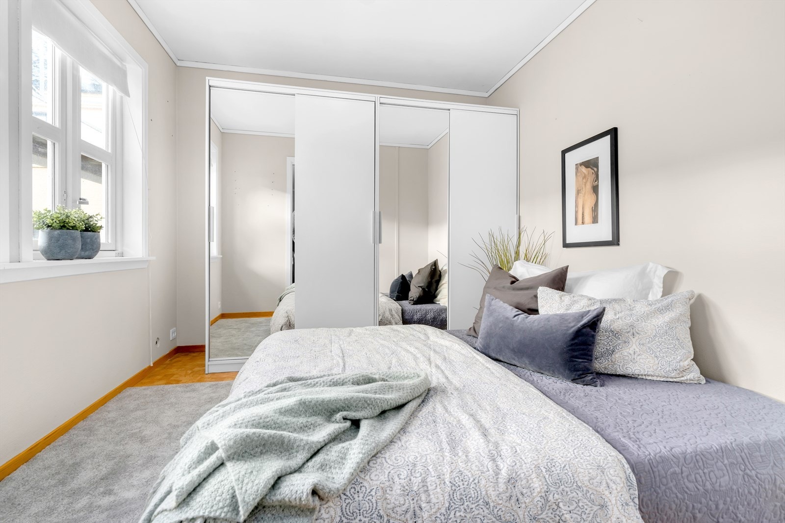 Hovedsoverom vender mot rolig bakgård. Her er god god plass til seng og garderobeskap Galleribilde