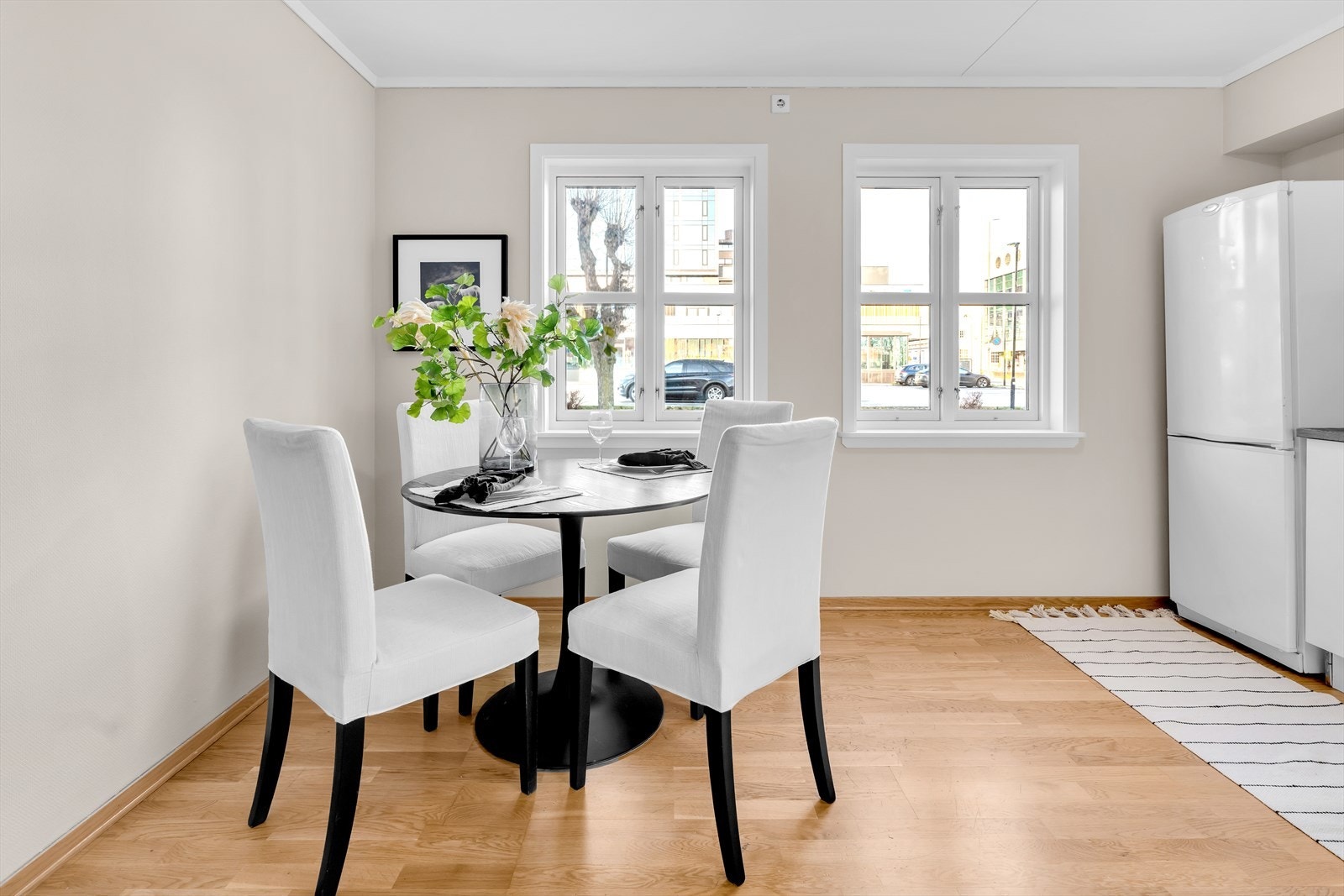 Hyggelig spiseplass ved vindu på køkken Galleribilde