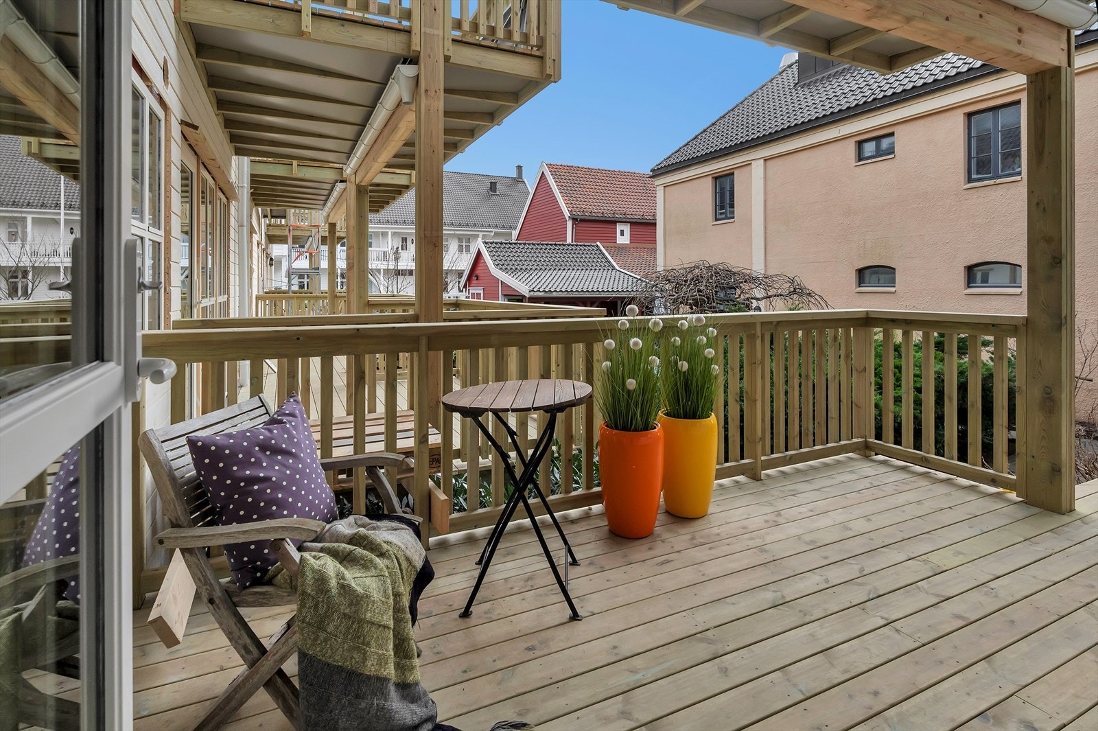 Ny og romslig veranda. Trapp ned til felles mot hage Galleribilde