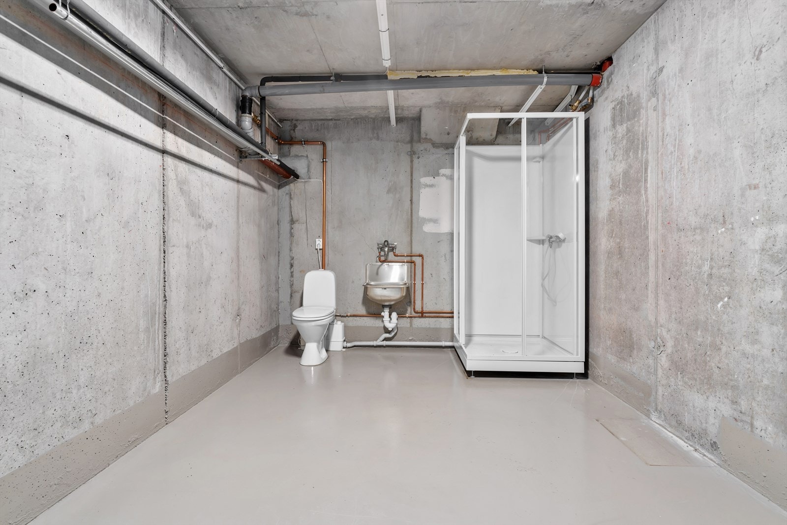 Bod i kjeller. VVS-utstyr er frakoblet Galleribilde