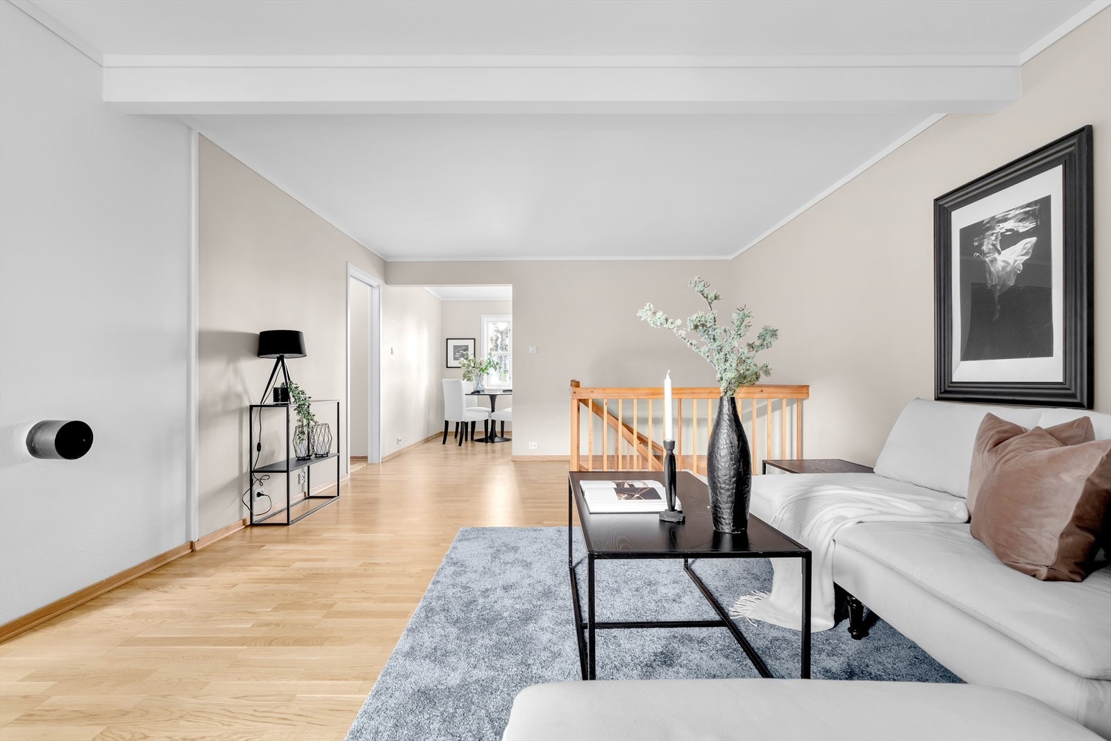 Delvis åpen løsning mellom stue og kjøkken Galleribilde