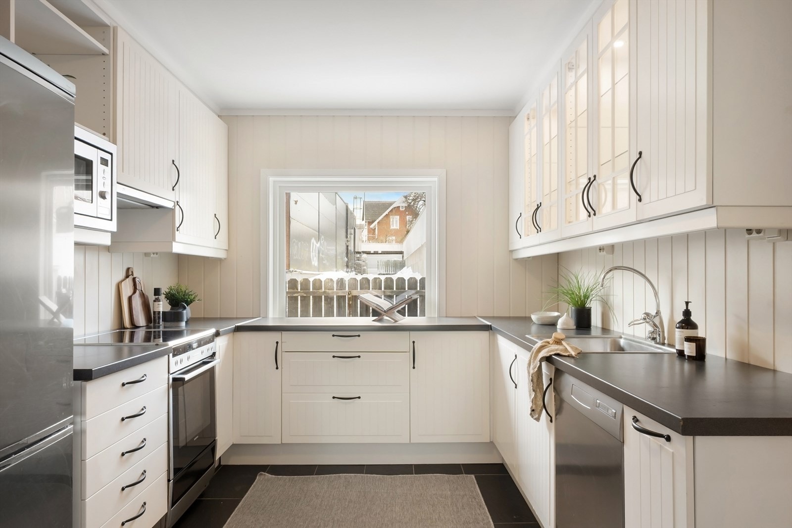 Hvitevarer inkluderer oppvaskmaskin, komfyr og kjøle- og fryseskap. Galleribilde