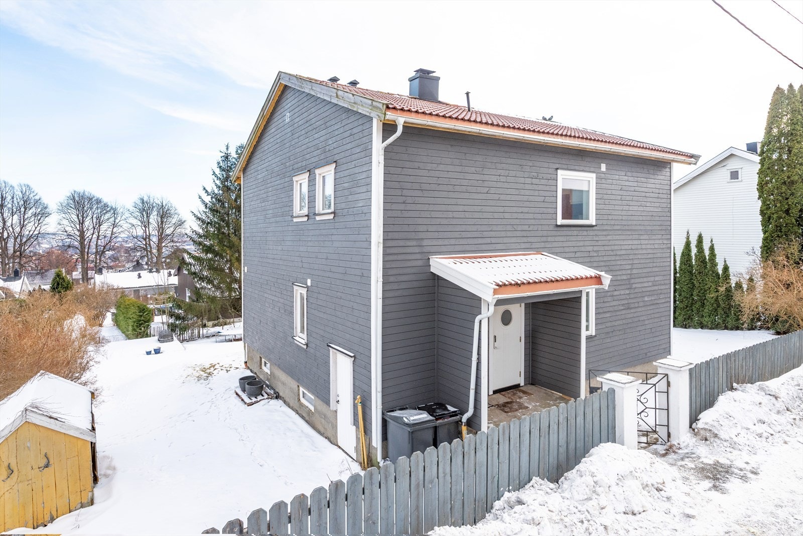 Separate innganger til begge enheter - ideelt for utleie eller generasjonsbolig. Galleribilde