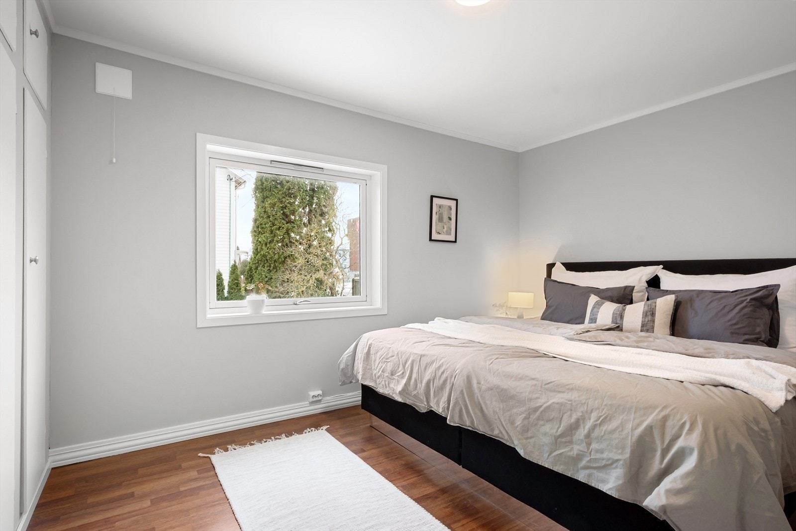 Etasjen inneholder et romslig soverom med plass til dobbeltseng og plassbygd garderobeskap. Store vinduer gir gode lysforhold og luftemulighet. Se alternativ plantegning for mulighet til etablering av soverom 2. Galleribilde