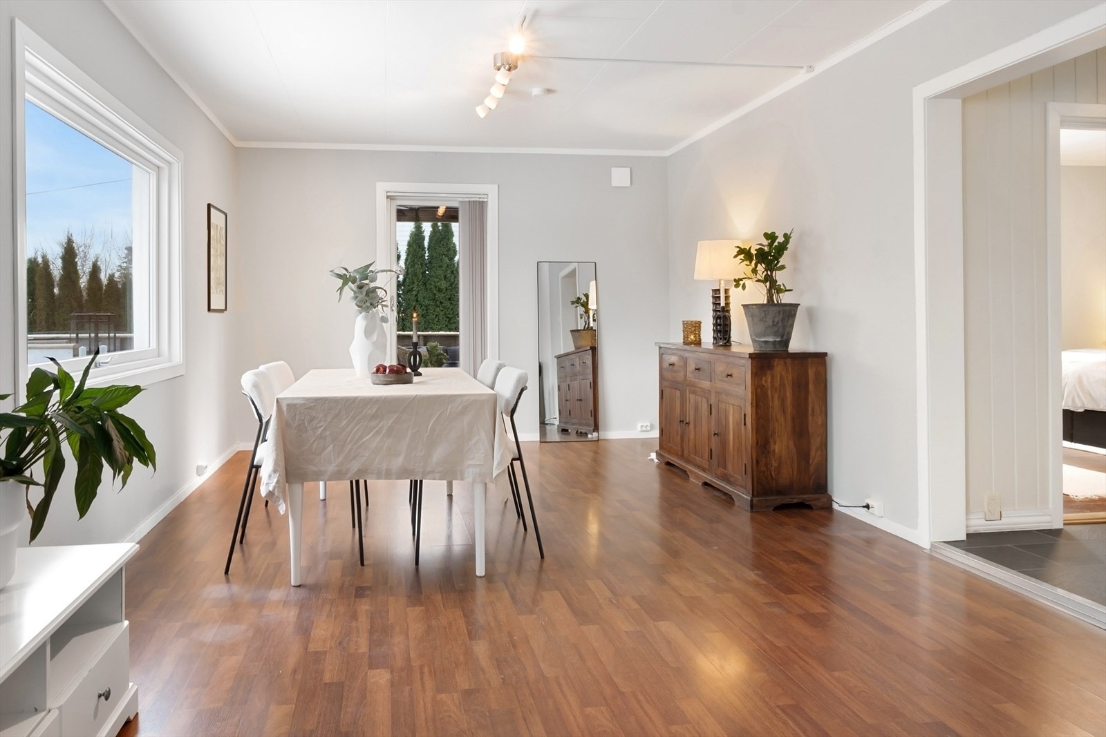 Oppholdsrommet består av en åpen og luftig stue- og spisestuedel med store vindusflater som slipper inn rikelig med naturlig lys. Galleribilde