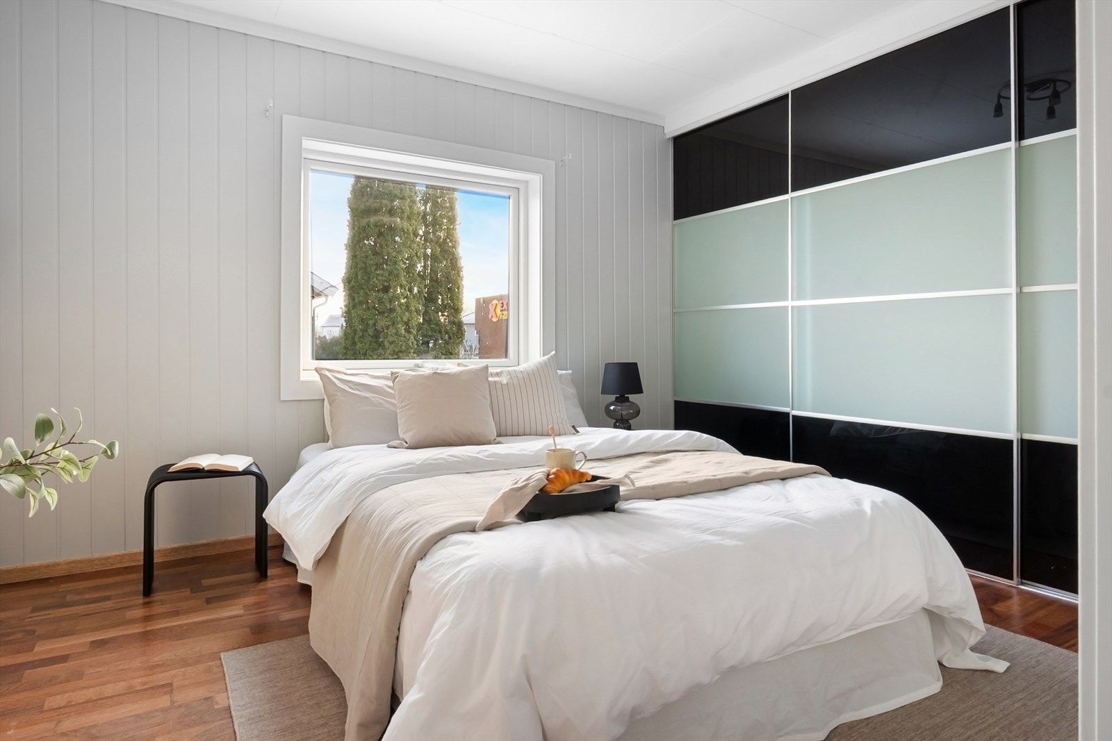 Soverommet er romslig med plass til dobbeltseng og øvrig møblement. Skyvedørsgarderobe gir gode oppbevaringsmuligheter. Galleribilde