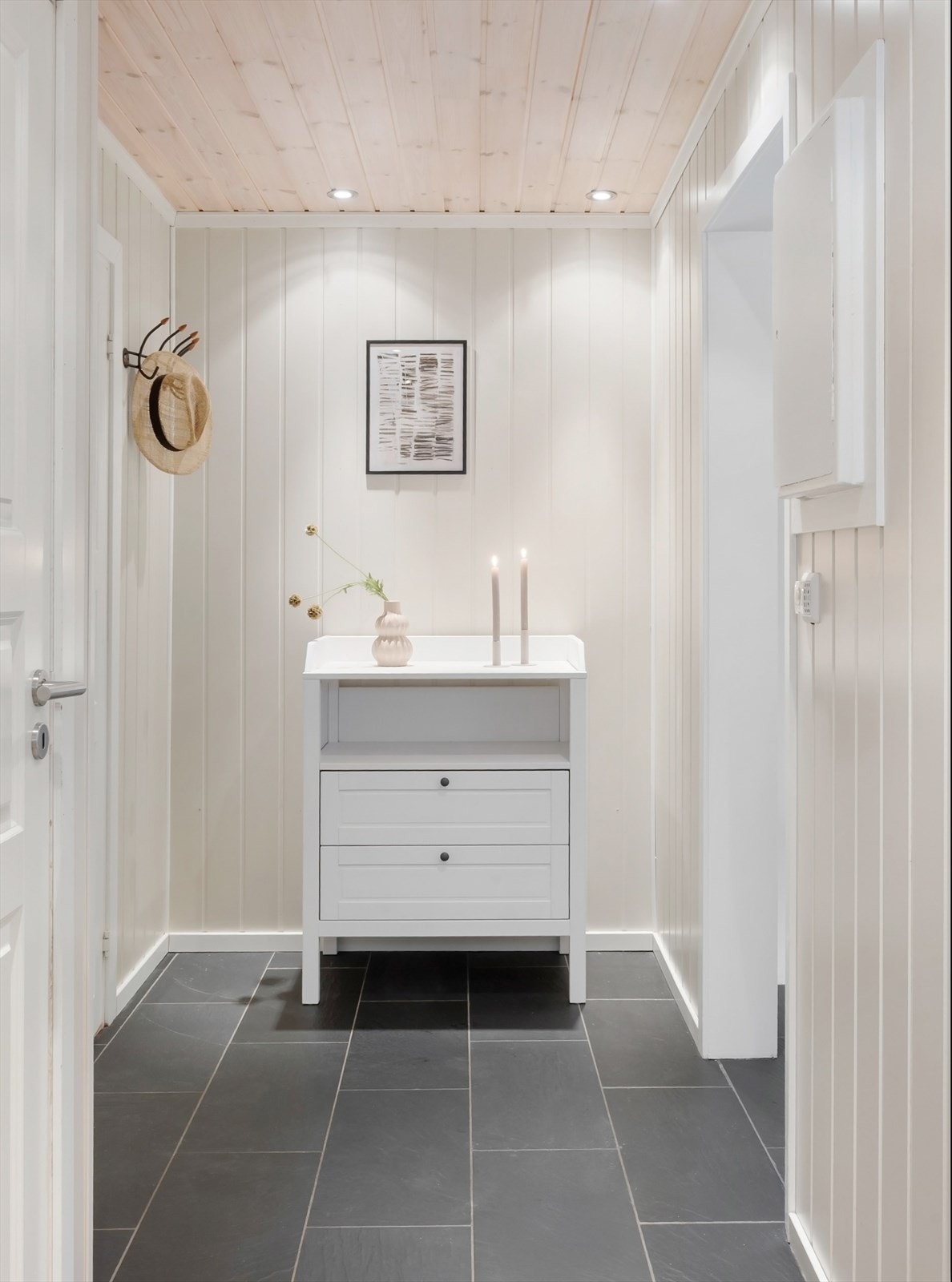 Fra entré ønskes man velkommen inn i en romslig gang med flislagt gulv, panelte vegger og downlights i himling. Galleribilde