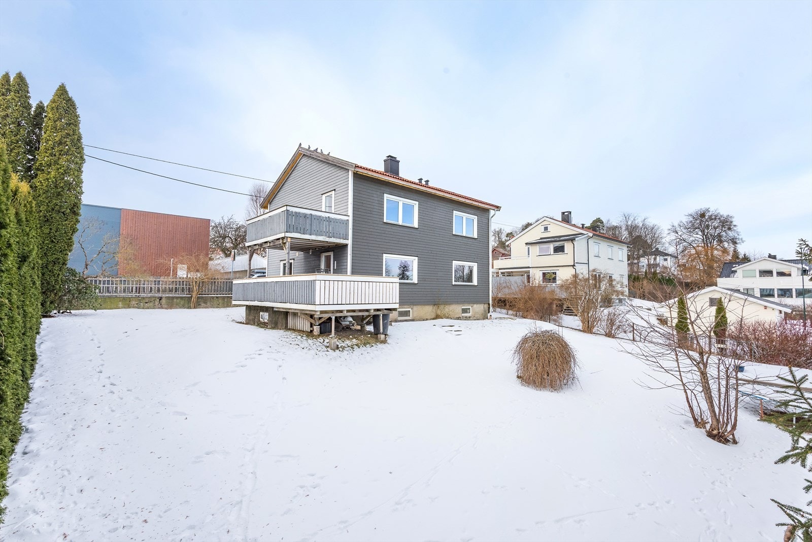 Eiendommen har en tomt på 735 kvm med en stor, skjermet hage vendt bort fra vei. Galleribilde