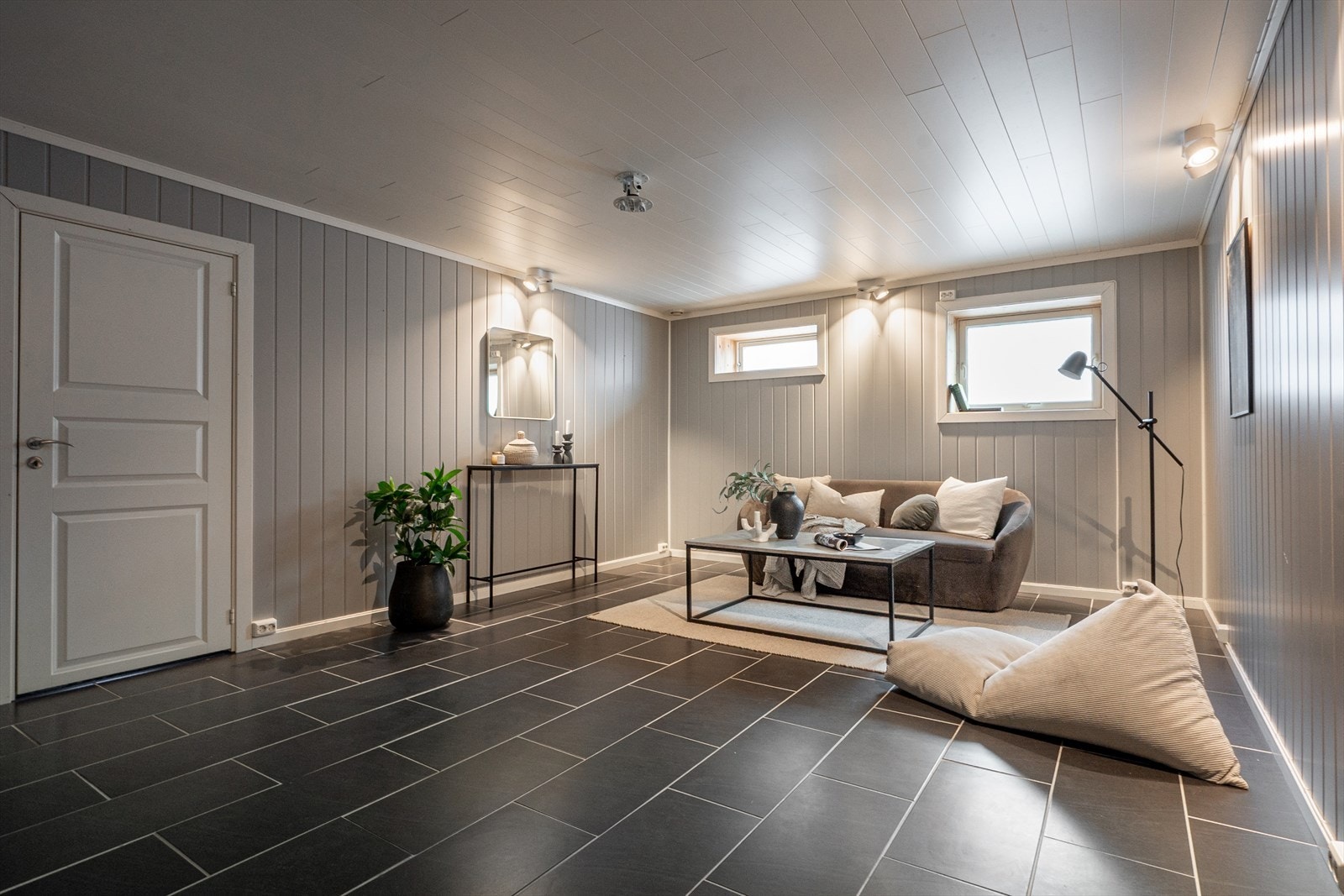 Innredet kjellerstue. Rommet er ikke godkjent som varig oppholdsrom. Galleribilde