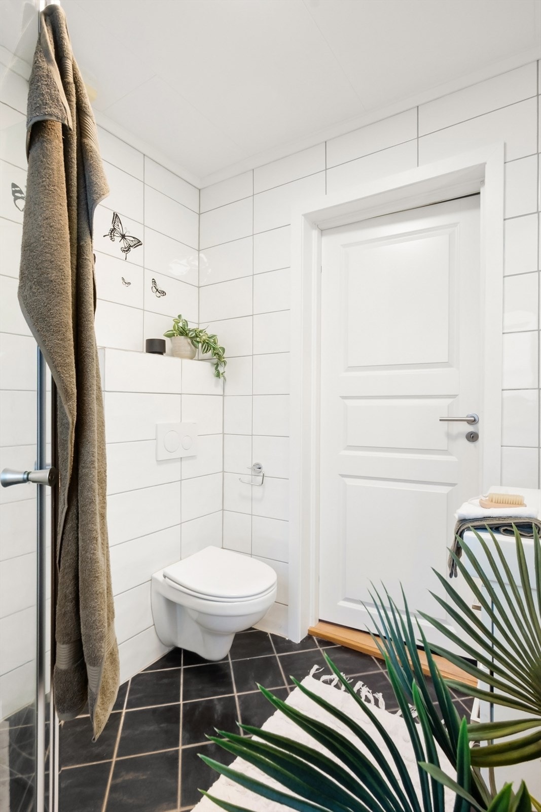 Rommet er innredet med dusjhjørne, vegghengt toalett og servant med underskap. Galleribilde