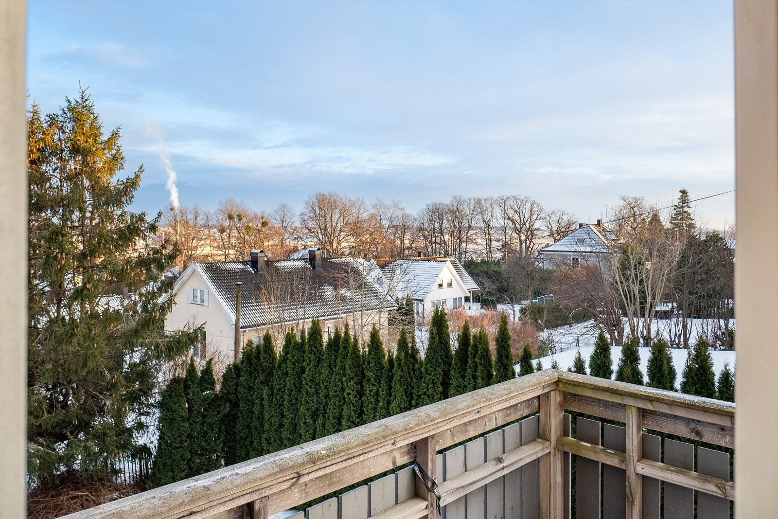 Her sitter du i høyden med utsyn over området og med plass til utemøbler. Galleribilde