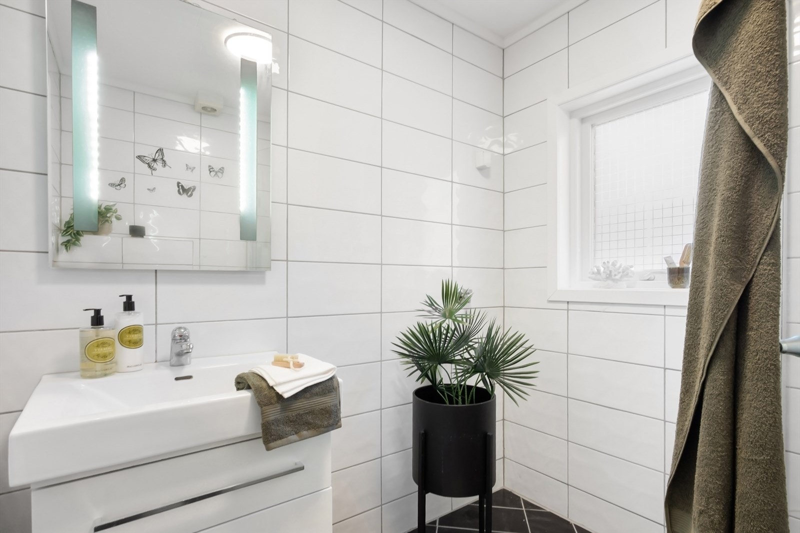 Badet er lyst og funksjonelt med flislagte vegger og gulv. Galleribilde