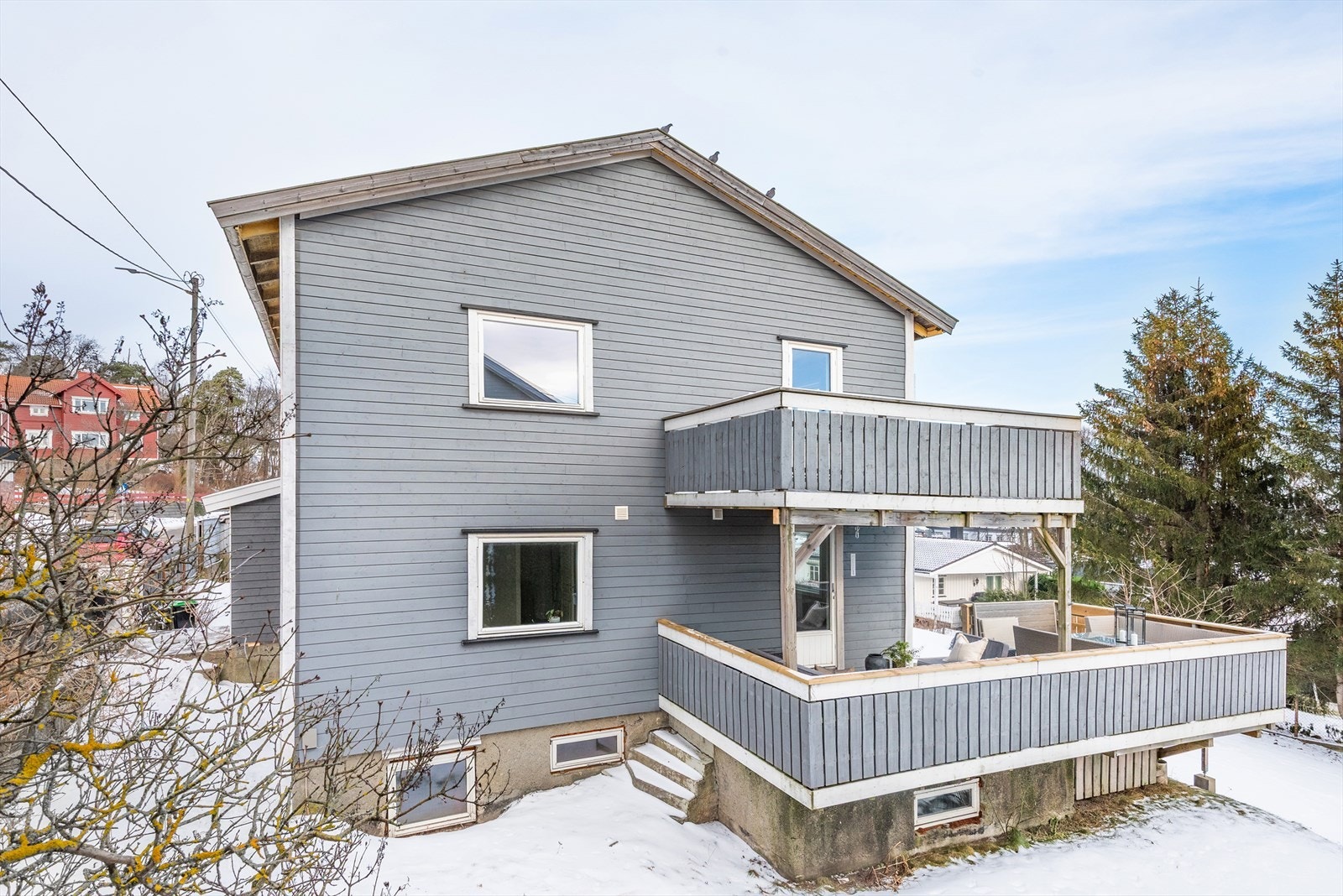 Boligen har gode uteplasser i begge etasjer, med veranda i 2. etasje og terrasse i 1. etasje. Galleribilde