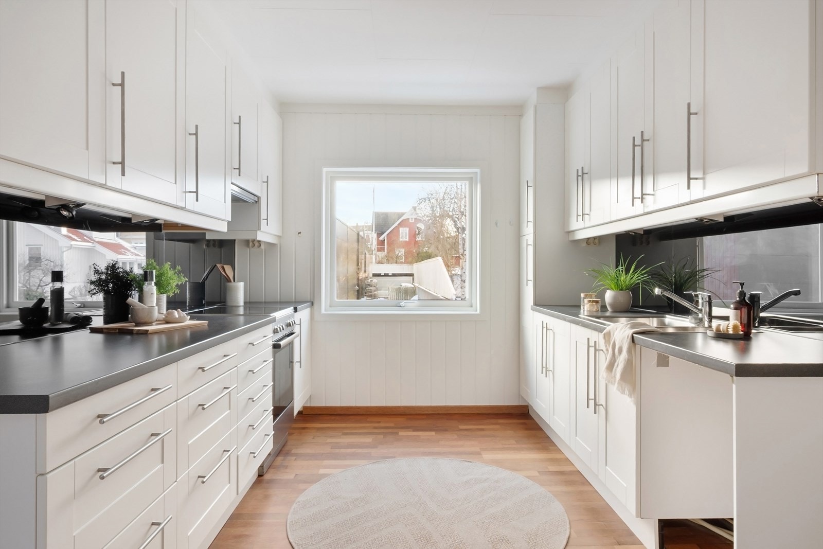 Kjøkkenet ligger separat og har innredning langs begge vegger, noe som gir rikelig med skap- og benkeplass. Galleribilde